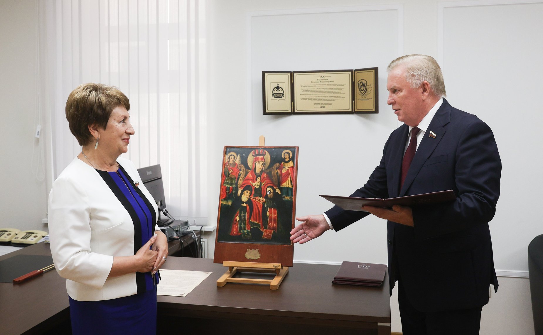 Передача освященного списка Иконы Селенгинского пехотного полка Богоматерь Печерская севастопольцам от жителей Республики Бурятия, в знак исторической связи между российскими регионами