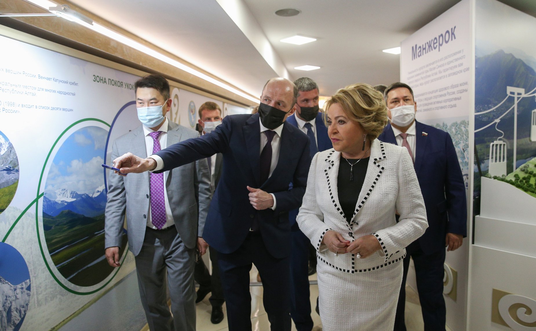 Валентина Матвиенко и глава Республики Алтай открыли в верхней палате парламента выставку, посвященную основным направлениям развития региона