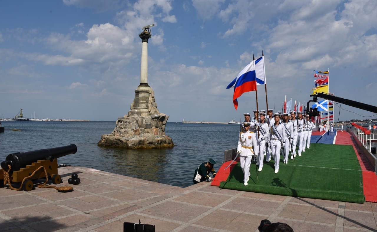 Е. Алтабаева приняла участие в прошедших в Севастополе торжественных мероприятиях в честь Дня Военно-Морского Флота