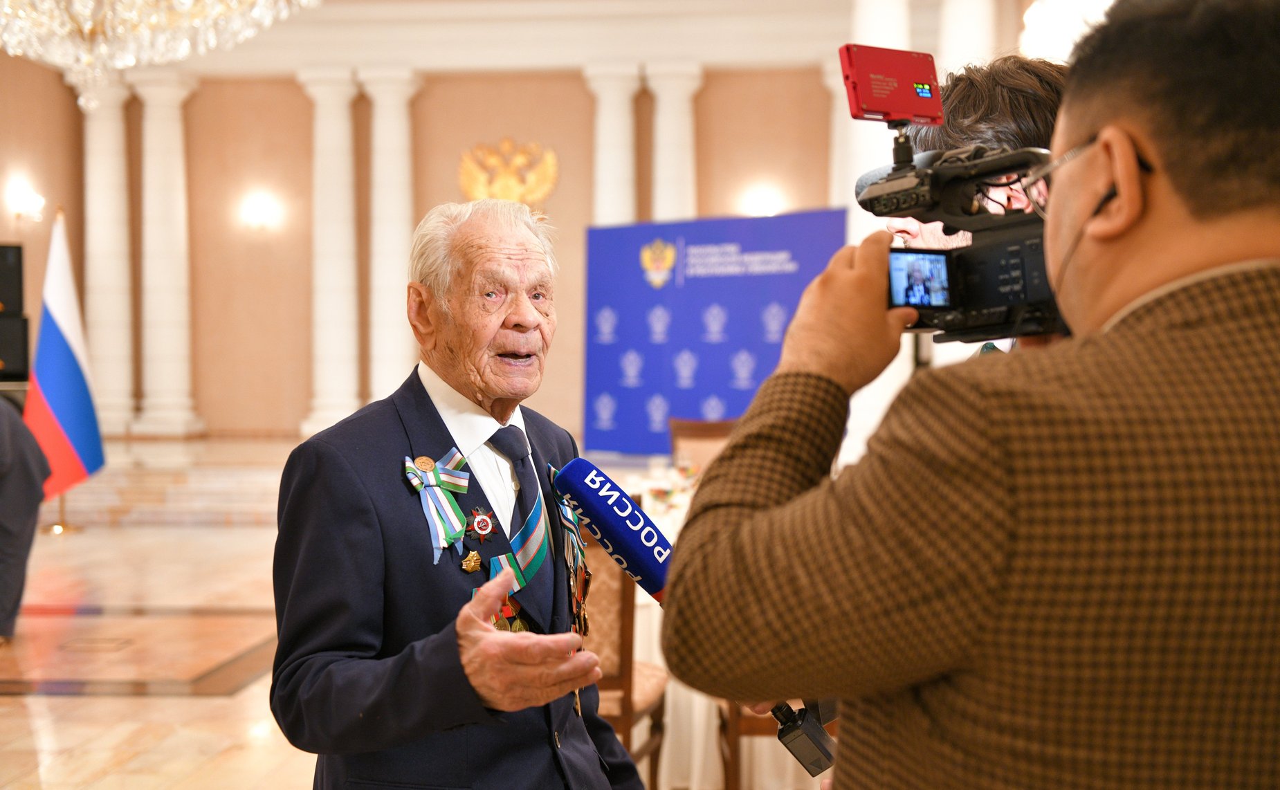 В преддверии Дня Победы Валентина Матвиенко встретилась в Ташкенте с ветеранами Великой Отечественной войны и блокадниками (Фото Спутник Узбекистан)