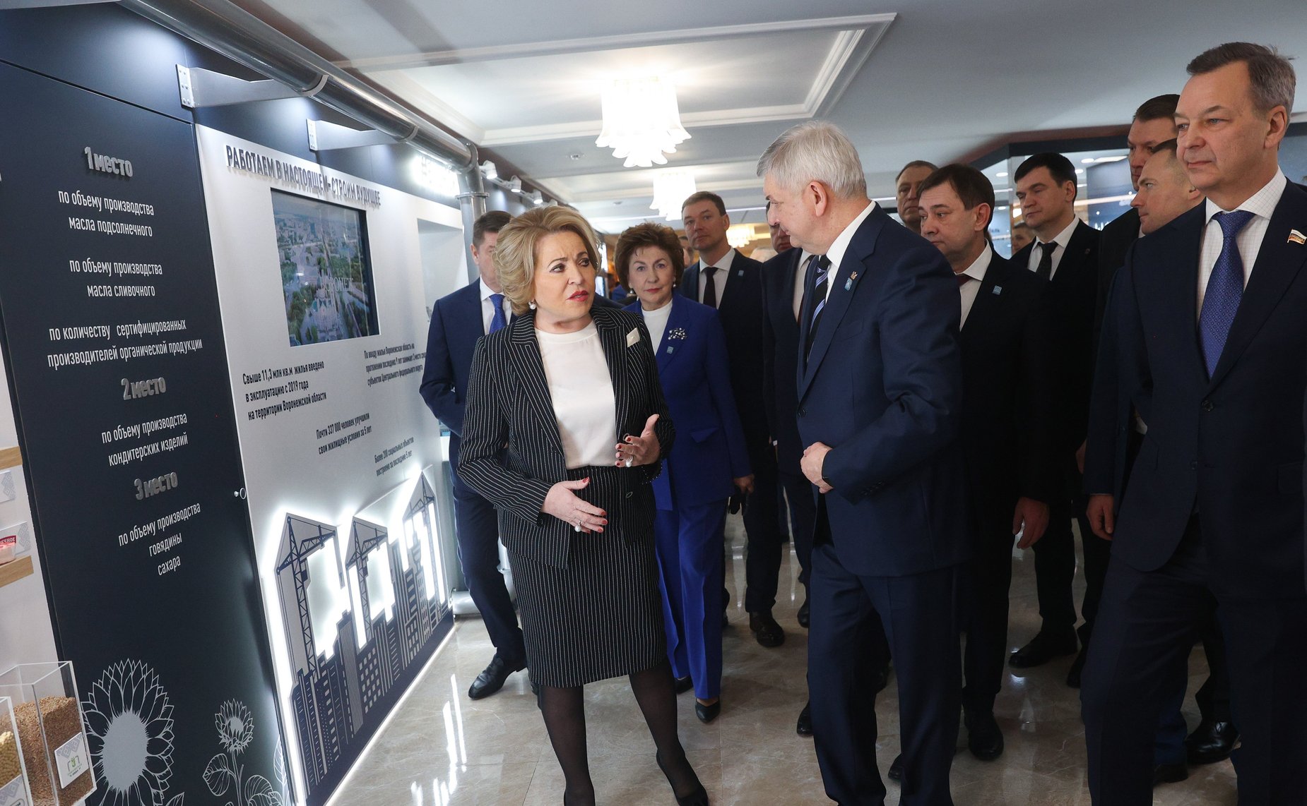 Валентина Матвиенко и Александр Гусев осмотрели выставку, посвященную истории, культуре и перспективным направлениям развития Воронежской области