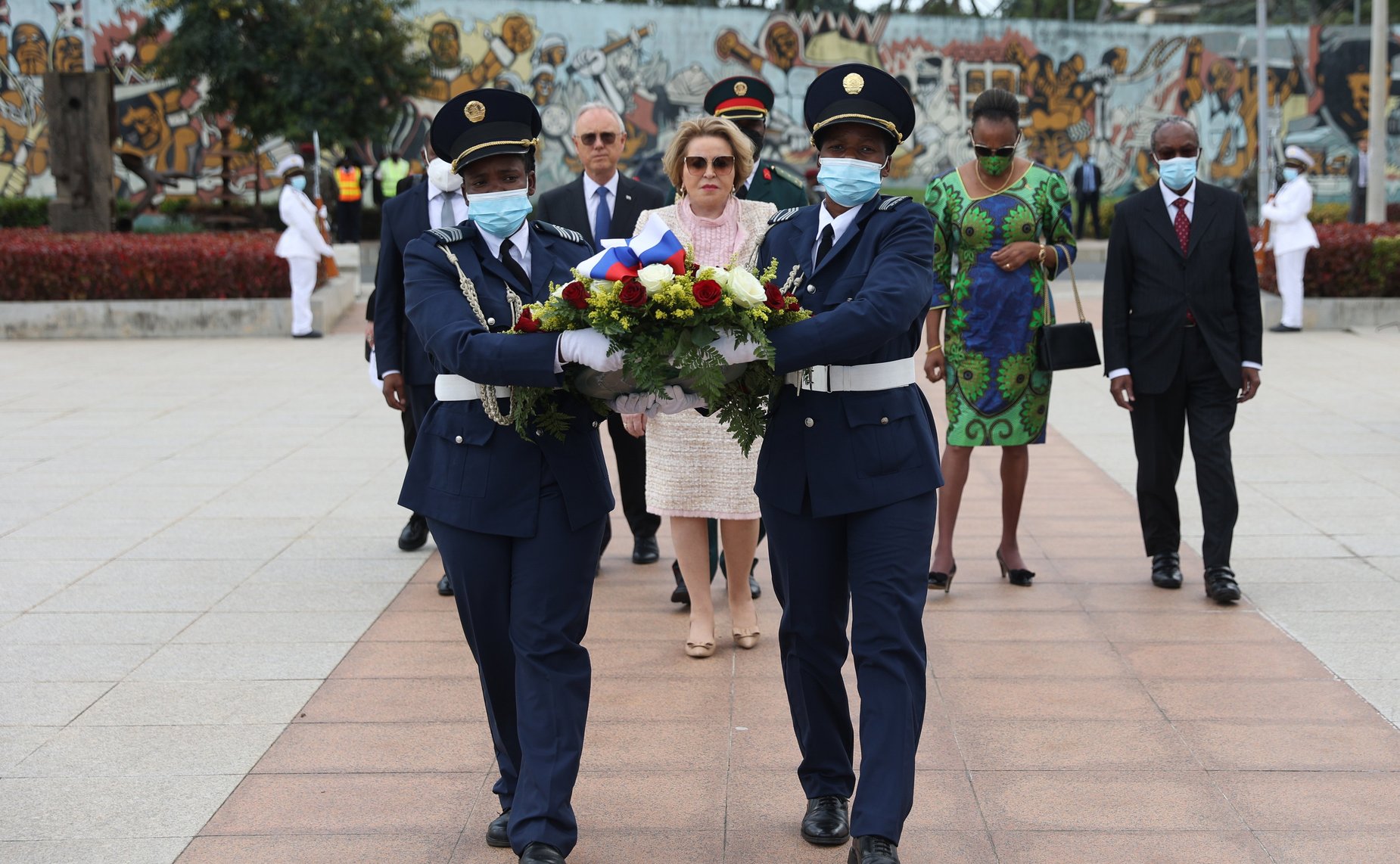 Валентина Матвиенко приняла участие в церемонии возложения венка к монументу Героям Мозамбика