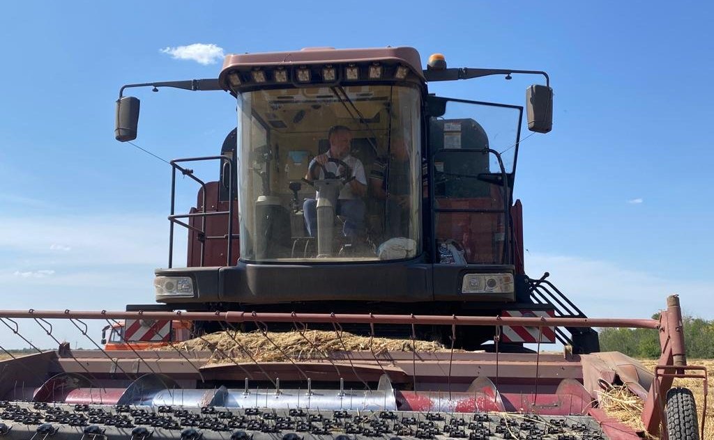 Олег Алексеев в рамках работы в регионе посетил крестьянско-фермерское хозяйство в Энгельсском районе