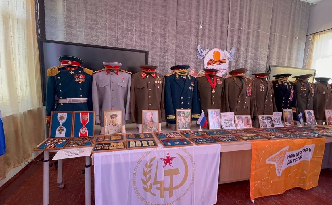 Игорь Кастюкевич организовал для школьников Херсонской области выставку «Гордость и слава России в орденах и медалях»