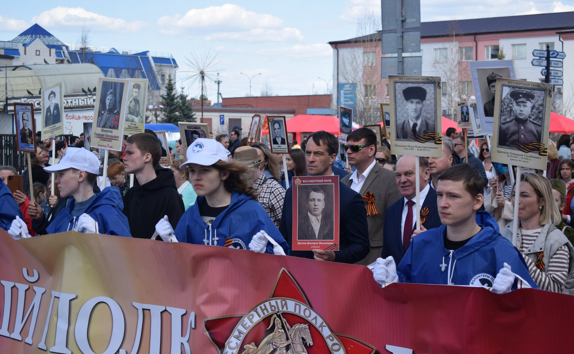 Эдуард Исаков посетил ряд мероприятий, приуроченных к 77-й годовщине Победы в Великой Отечественной войне, и принял участие в шествии «Бессмертный полк» в городе Югорске