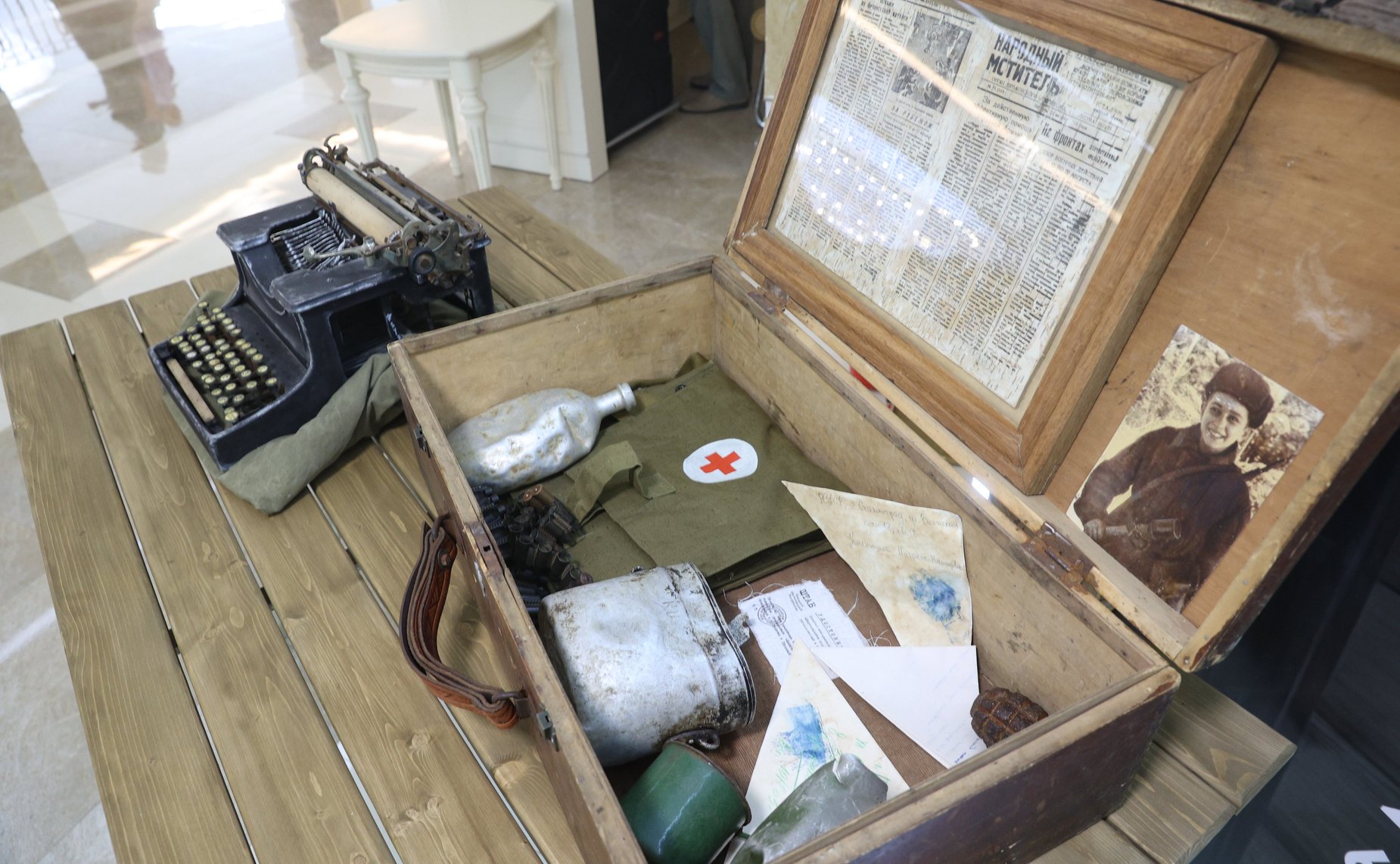 Валентина Матвиенко и Александр Богомаз осмотрели выставку, посвященную истории и перспективным направлениям развития Брянской области