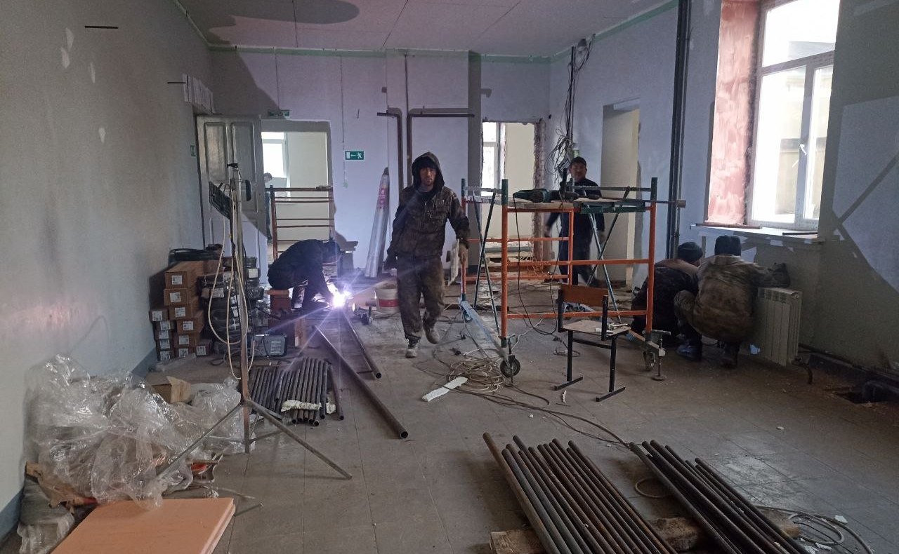 Баир Жамсуев в ходе рабочей поездки в регион проверил ход ремонтных работ в поселке Агинское, выполняемых в рамках национальных проектов