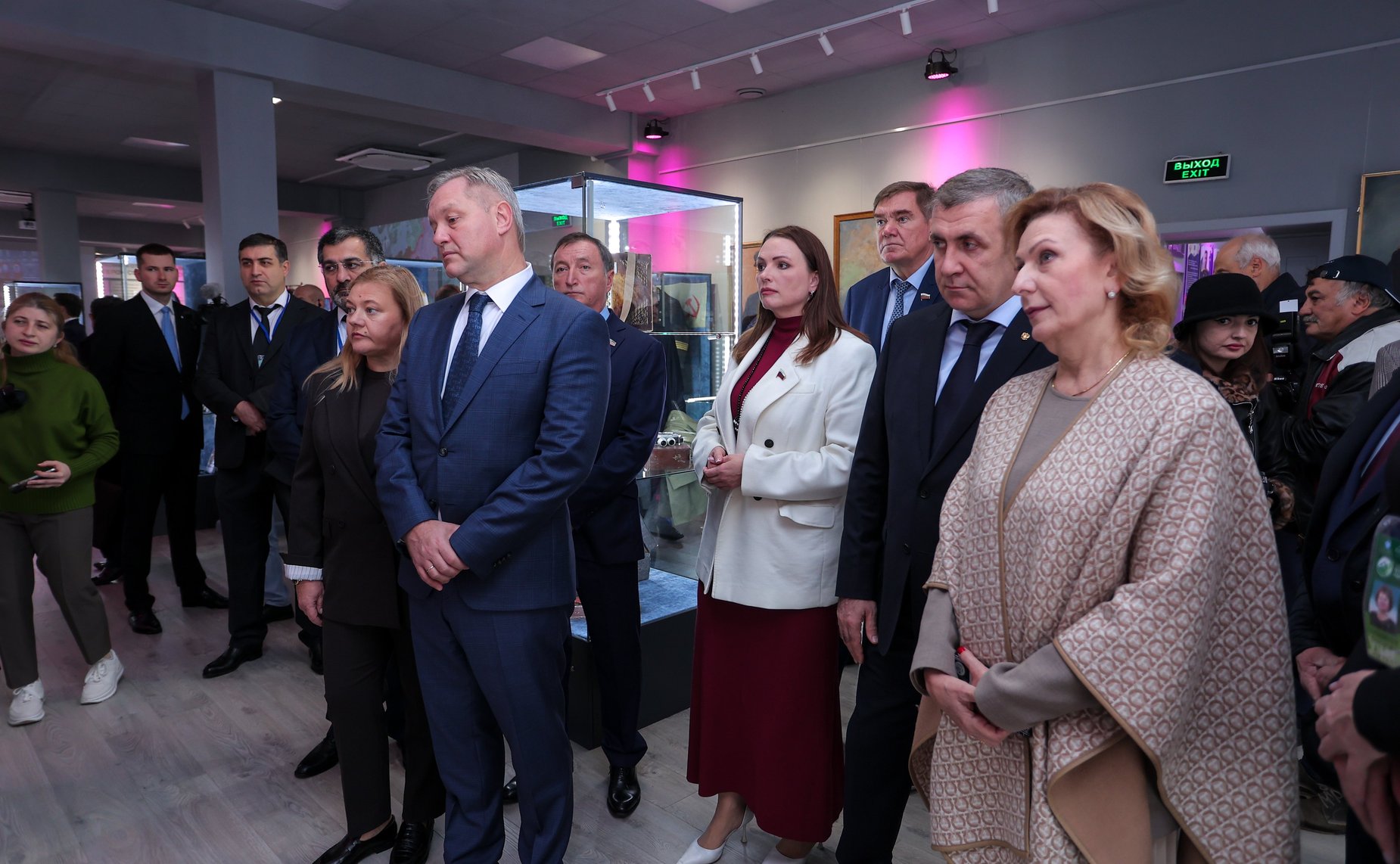 Сенаторы РФ возложили цветы к мемориалу Воину-освободителю в парке им. Ленинского комсомола в Махачкале (фото пресс-служба Министерства экономики и территориального развития Республики Дагестан)