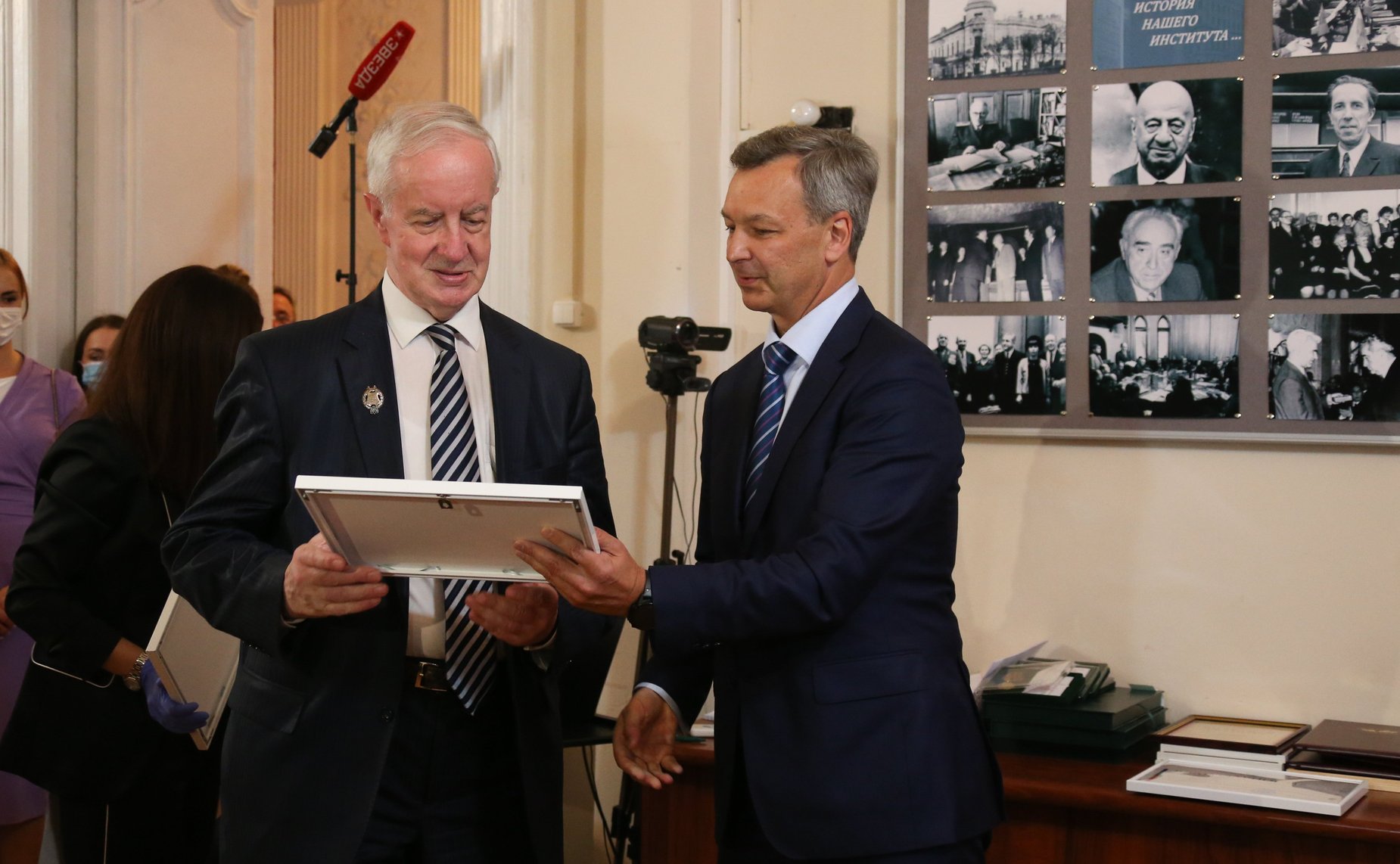 А. Яцкин и В. Полетаев наградили сотрудников Института государства и права РАН