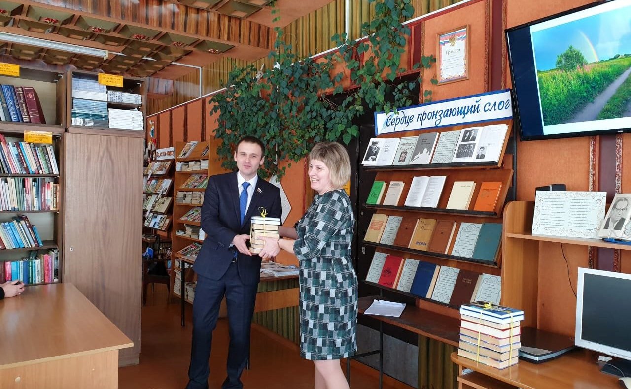 Сергей Леонов посетил сельские библиотеки Починковского района Смоленской области