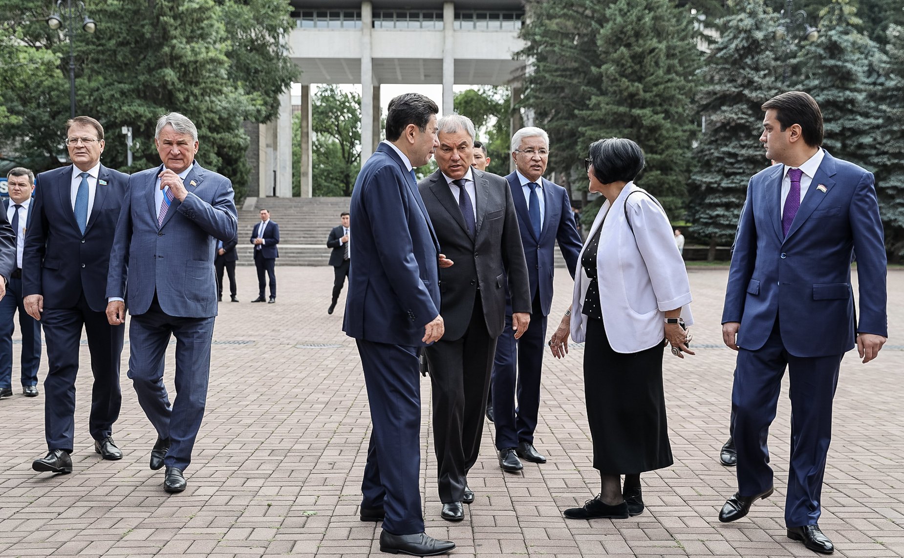 Главы парламентских делегаций государств-членов ОДКБ возложили венок и цветы к Вечному огню, почтив память советских воинов, павших в годы Великой Отечественной войны