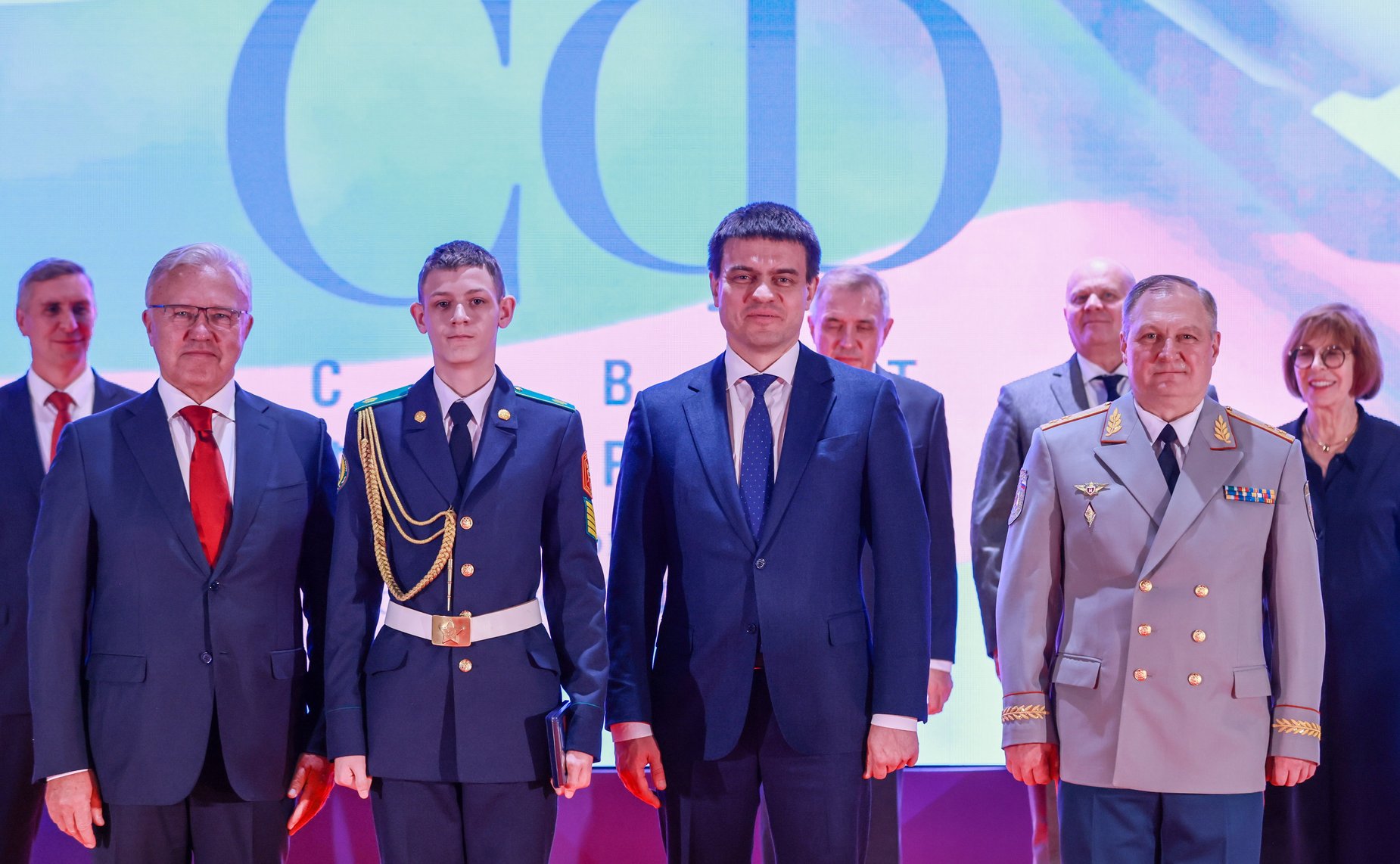 Александр Усс вручил медали Совета Федерации «За проявленное мужество» Милене Недзелюк, Софье Птичкиной и Руслану Герасимову