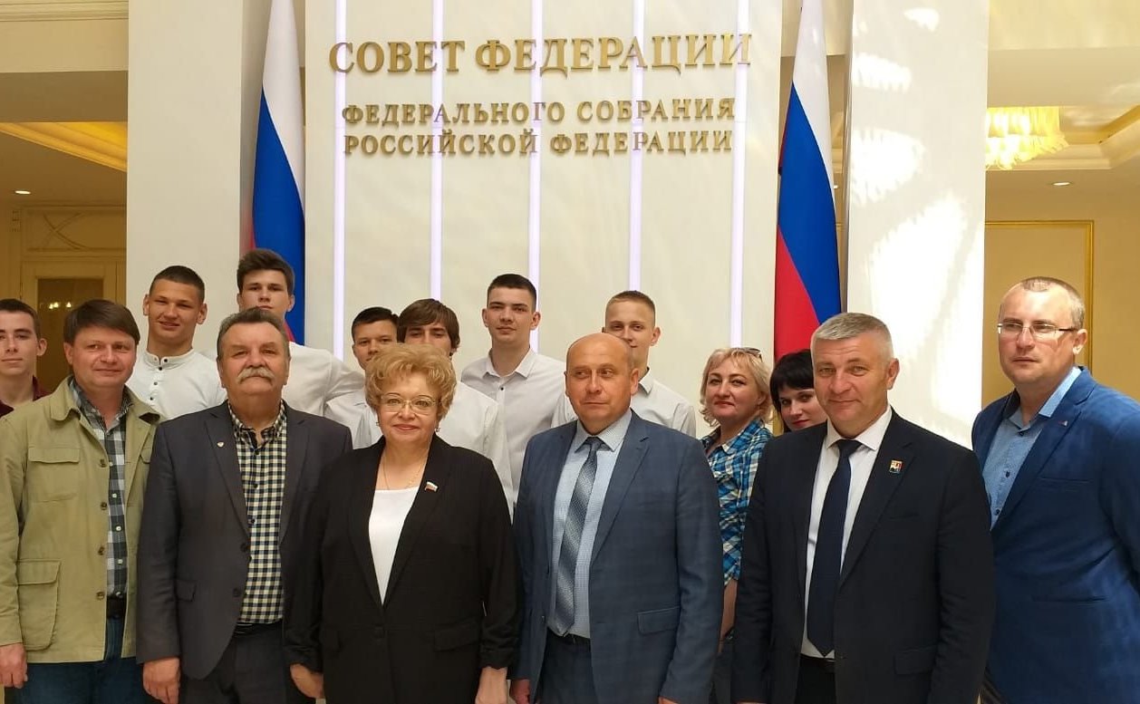 Оксана Хлякина организовала для детей поездку в Совет Федерации