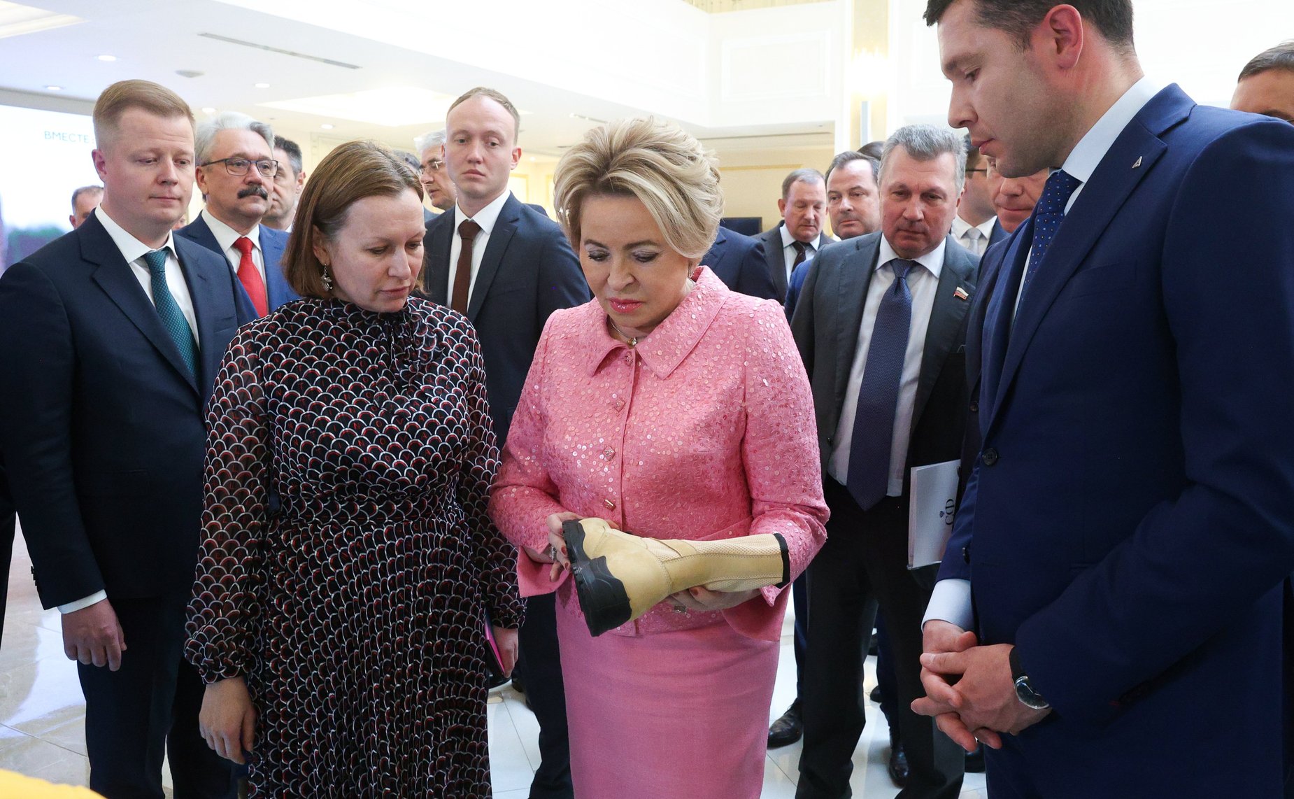 Валентина Матвиенко и Министр промышленности и торговли РФ Антон Алиханов ознакомились с выставкой, посвященной передовым разработкам отечественной промышленности