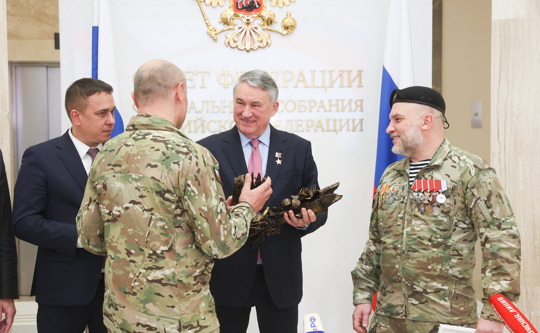 Торжественное награждение военнослужащих в рамках проведения открытия патриотической выставки фотографий военнослужащих Отдельной диверсионной штурмовой бригады «Ветераны»