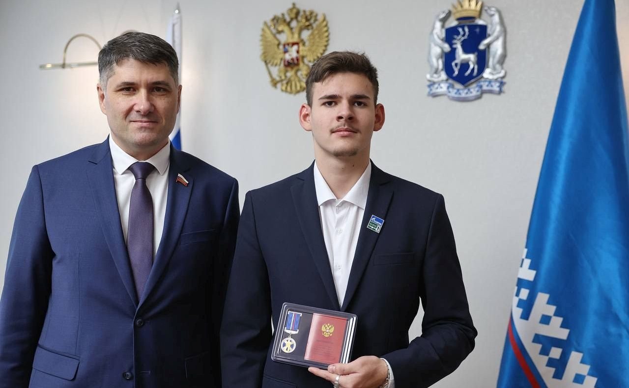 Владимир Пушкарёв наградил подростков из ЯНАО медалью Совета Федерации «За проявленное мужество»