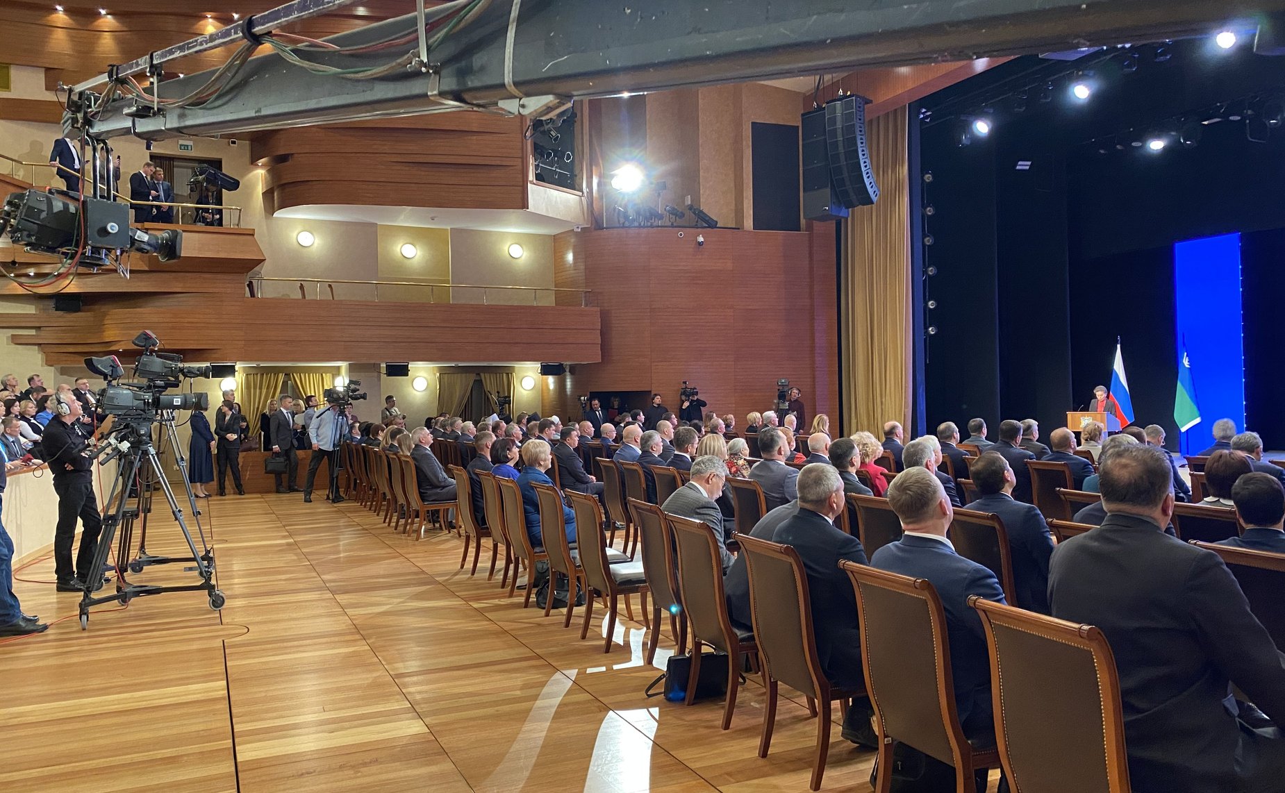 Александр Новьюхов принял участие в мероприятии, на котором губернатор Наталья Комарова выступила с ежегодным обращением к жителям региона и отчетом о работе окружного правительства