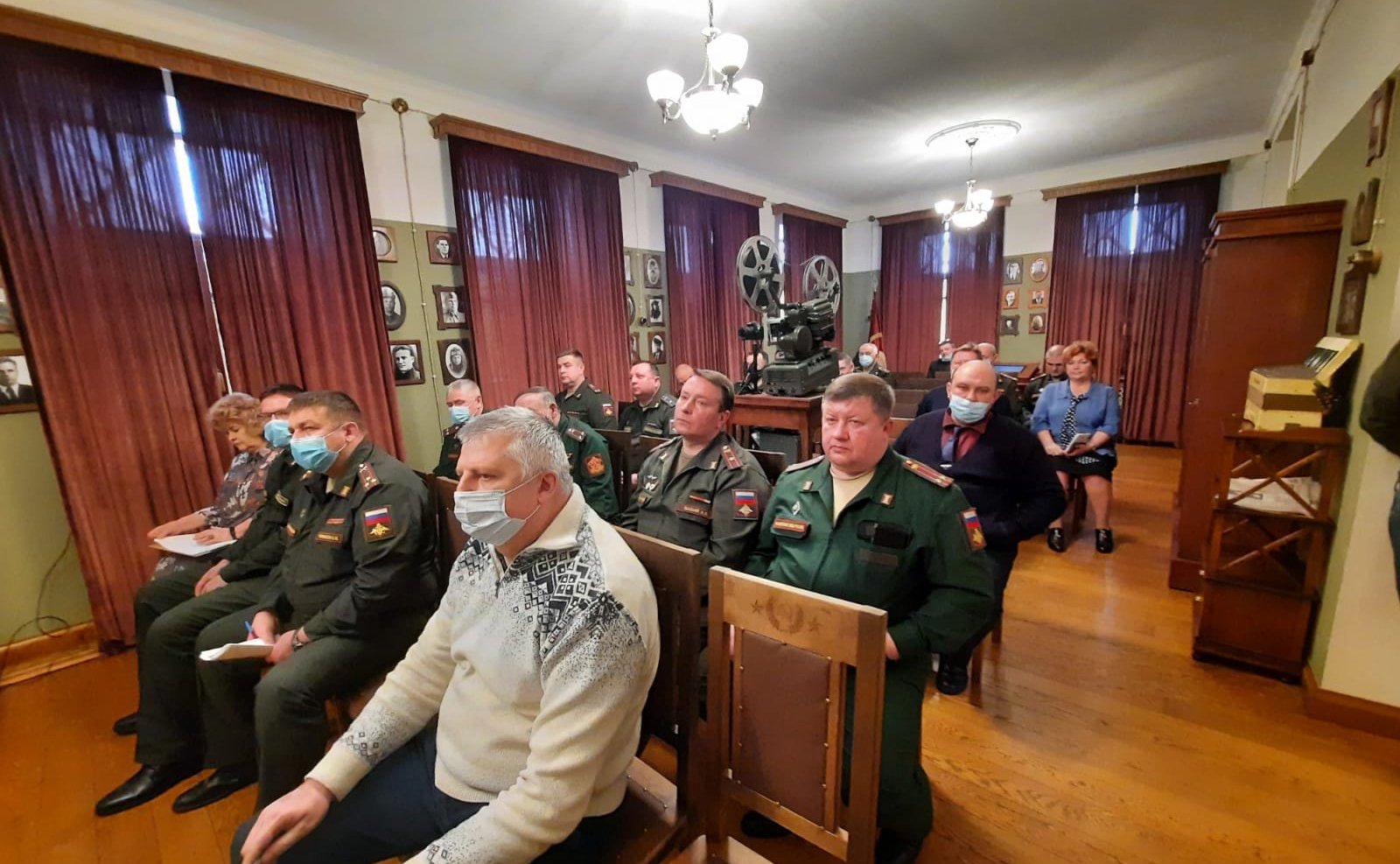 Нина Куликовских провела встречу с волонтерами-медиками, членами школьных и студенческих волонтерских отрядов, отряда по поиску пропавших или заблудившихся людей «Сальвар», патриотических объединений, ведущих добровольческую деятельность