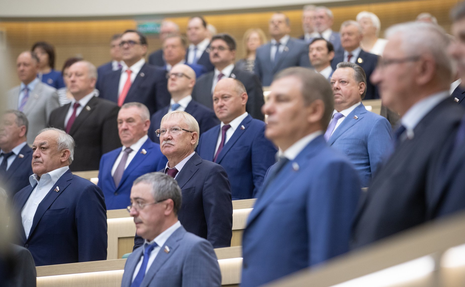 Сенаторы исполняют гимн РФ перед началом 438-го заседания Совета Федерации