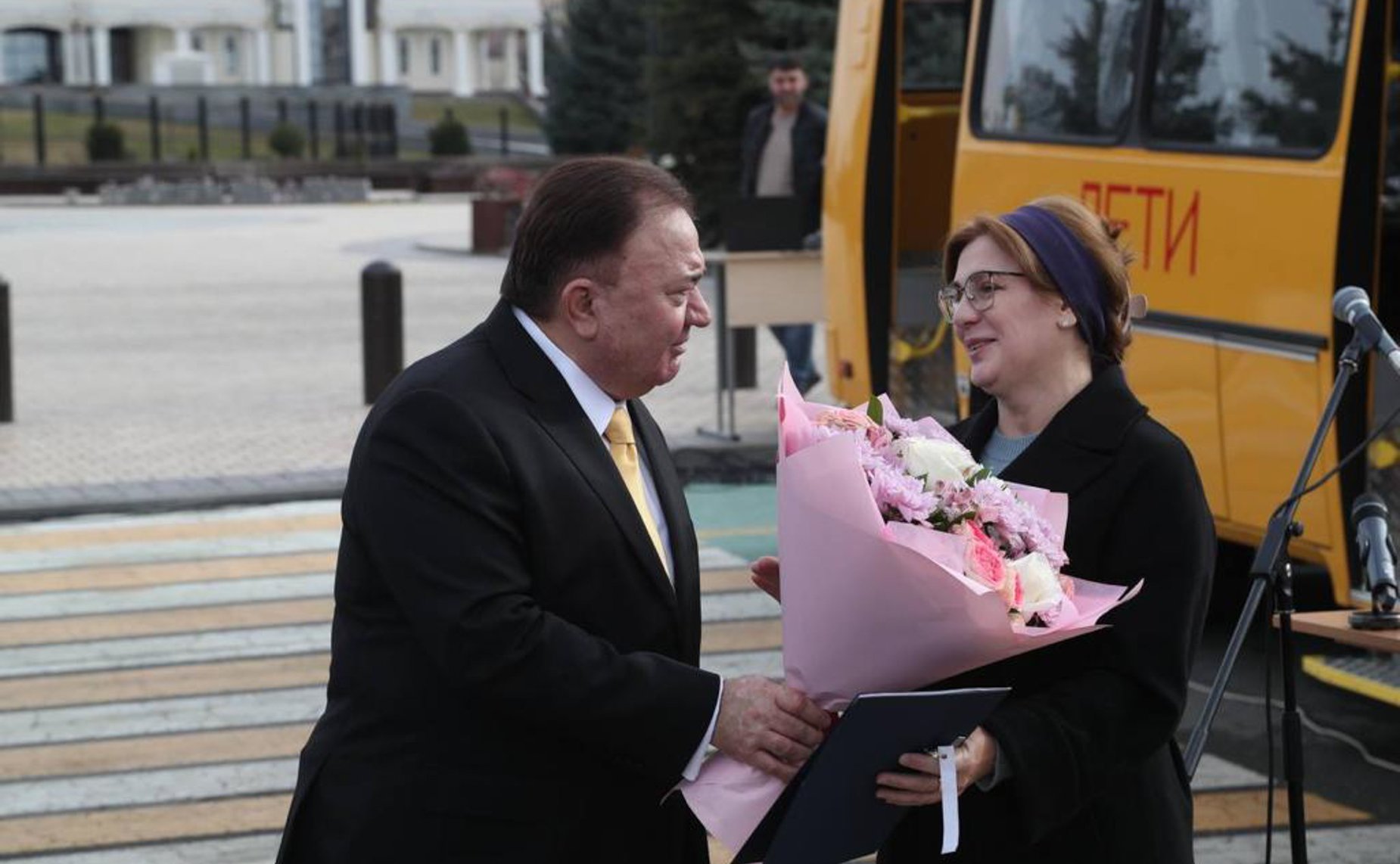 Церемония вручения учреждениям образования и здравоохранения ключей от 10 школьных автобусов и 12 карет скорой медицинской помощи