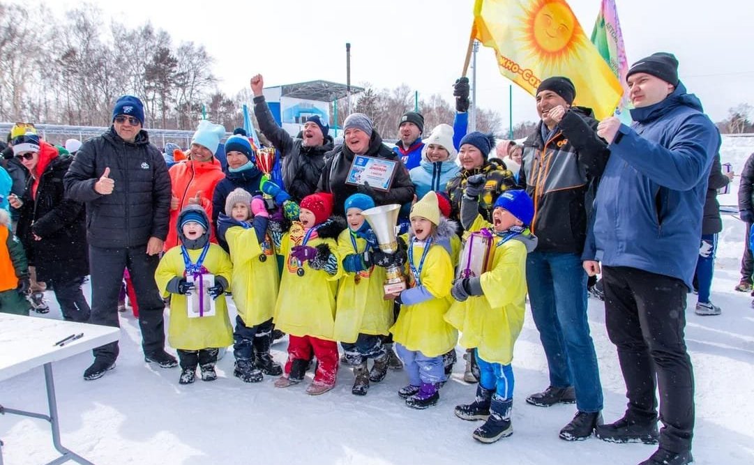 Андрей Хапочкин наградил победителей Суперкубка семейной лиги по хоккею
