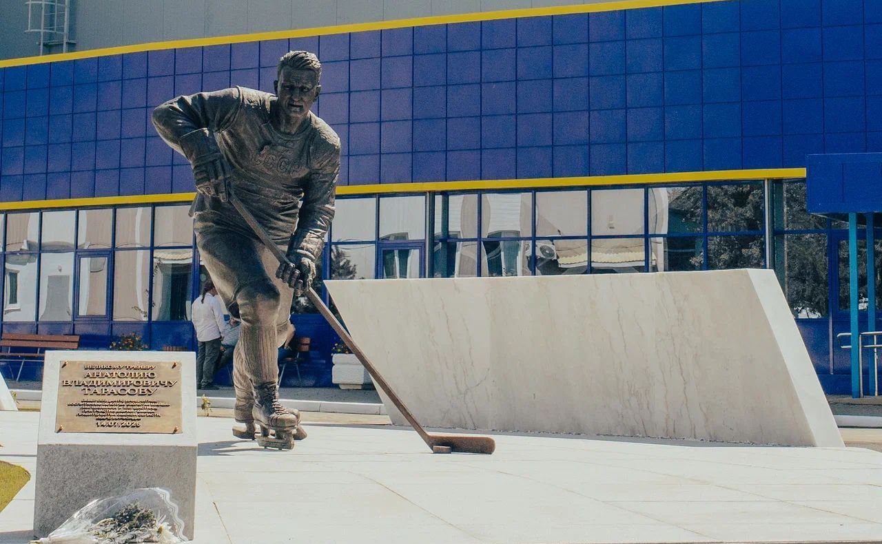 Александр Карелин открыл в Омске сквер памяти Анатолия Тарасова