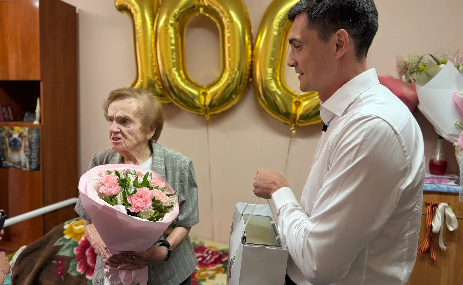Роман Маслов поздравил со 100-летним юбилеем Антонину Кустовлянкину