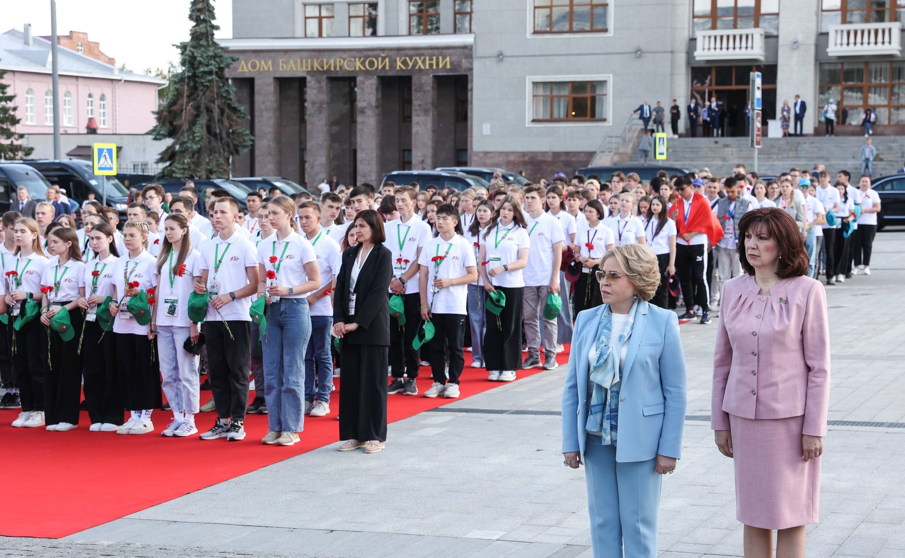 Валентина Матвиенко и Наталья Кочанова вместе с участниками «Поезда Памяти» возложили цветы к памятнику генералу Минигали Шаймуратову и мемориалу павшим в боях за Родину
