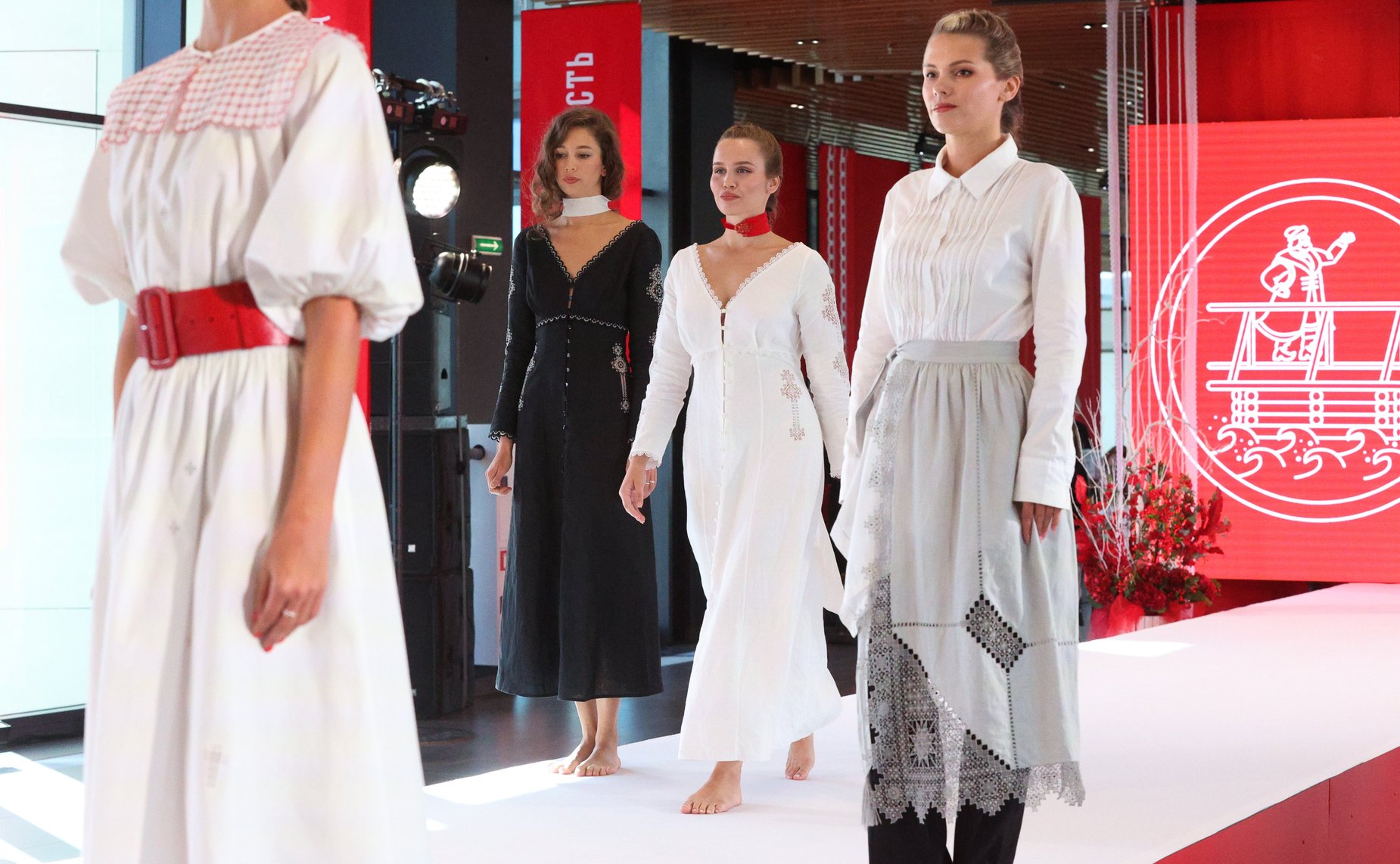 Валентина Матвиенко посетила Софийский собор и осмотрела выставку брендов «Новгородский торг»