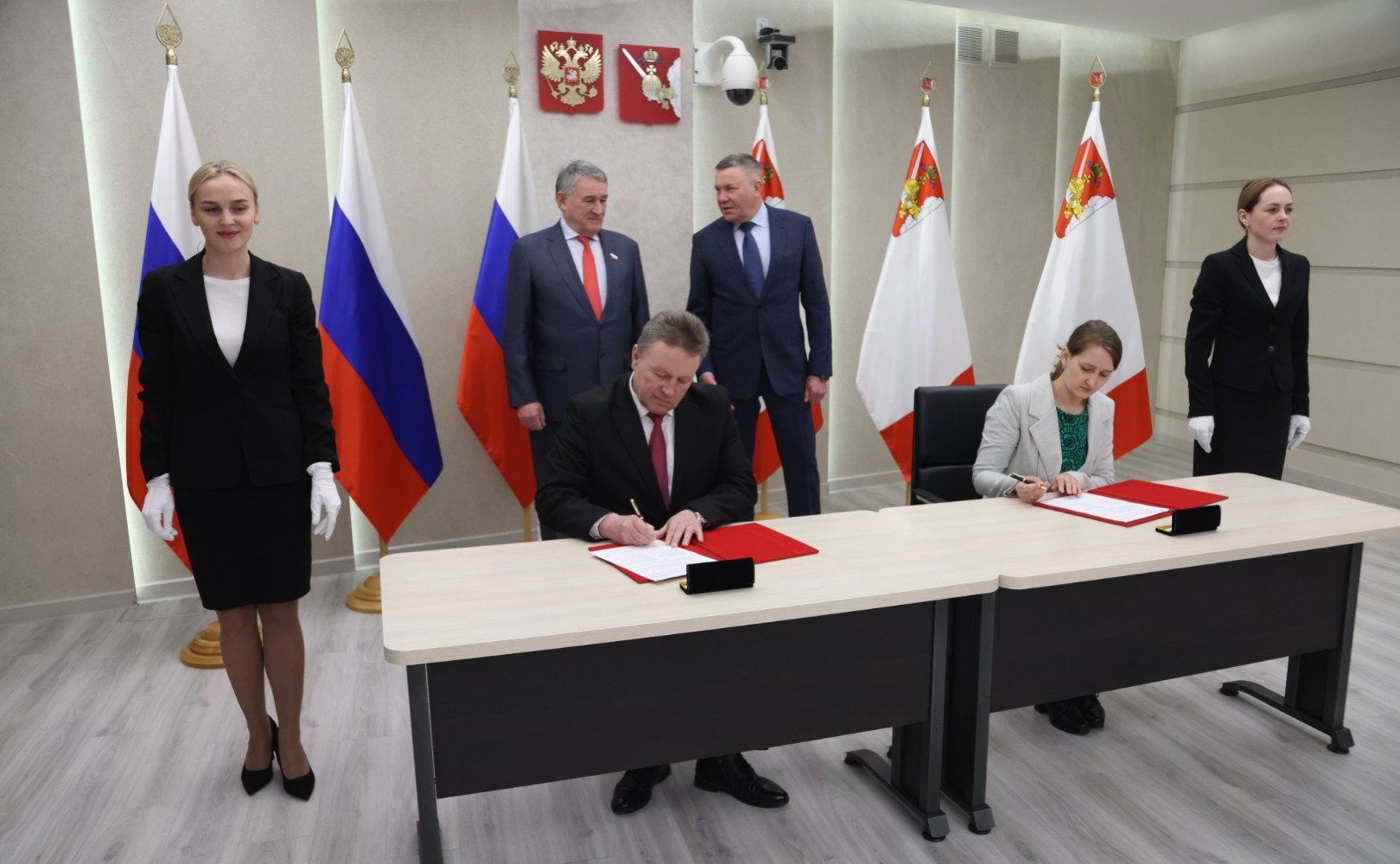 Заместитель Председателя Совета Федерации Юрий Воробьев и губернатор региона Олег Кувшинников приняли участие в церемонии подписания контракта на строительство детского сада в туристической жемчужине Вологодчины городе Кириллове