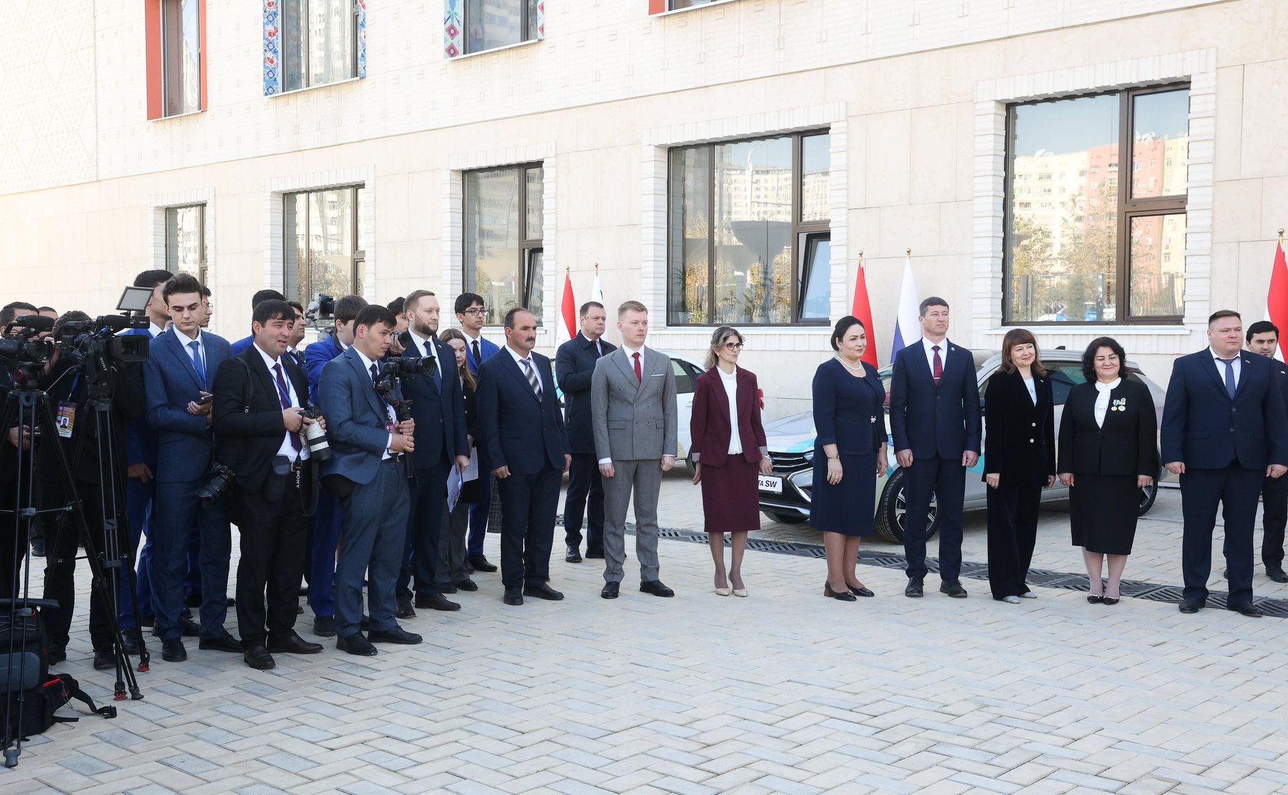 Церемония передачи автомобилей представителям российско-таджикистанских образовательных учреждений