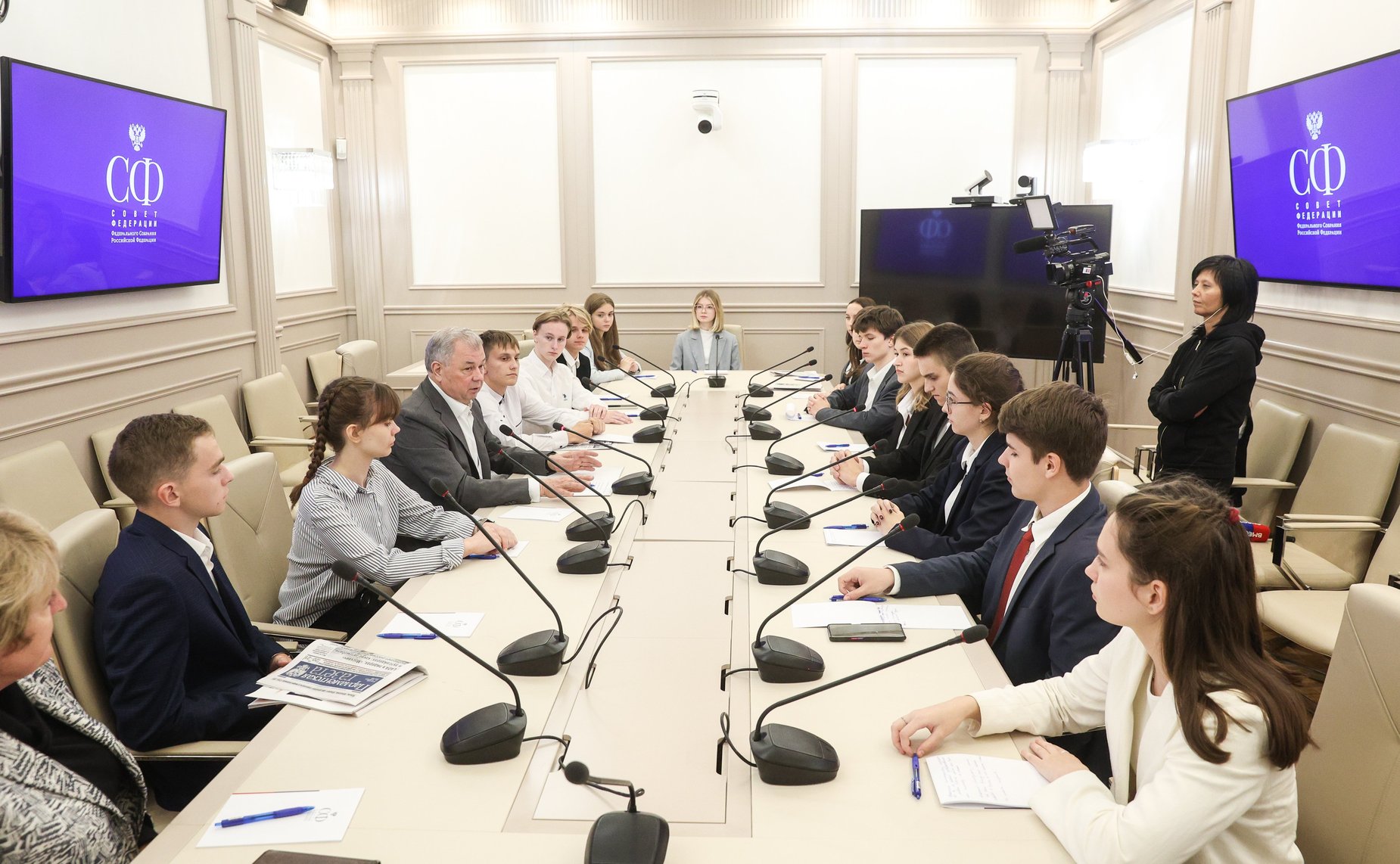 Встреча председателя Комитета по бюджету и финансовым рынкам Анатолия Артамонова с учащимися МБОУ Лицей №9 им. К.Э. Циолковского Калужской области