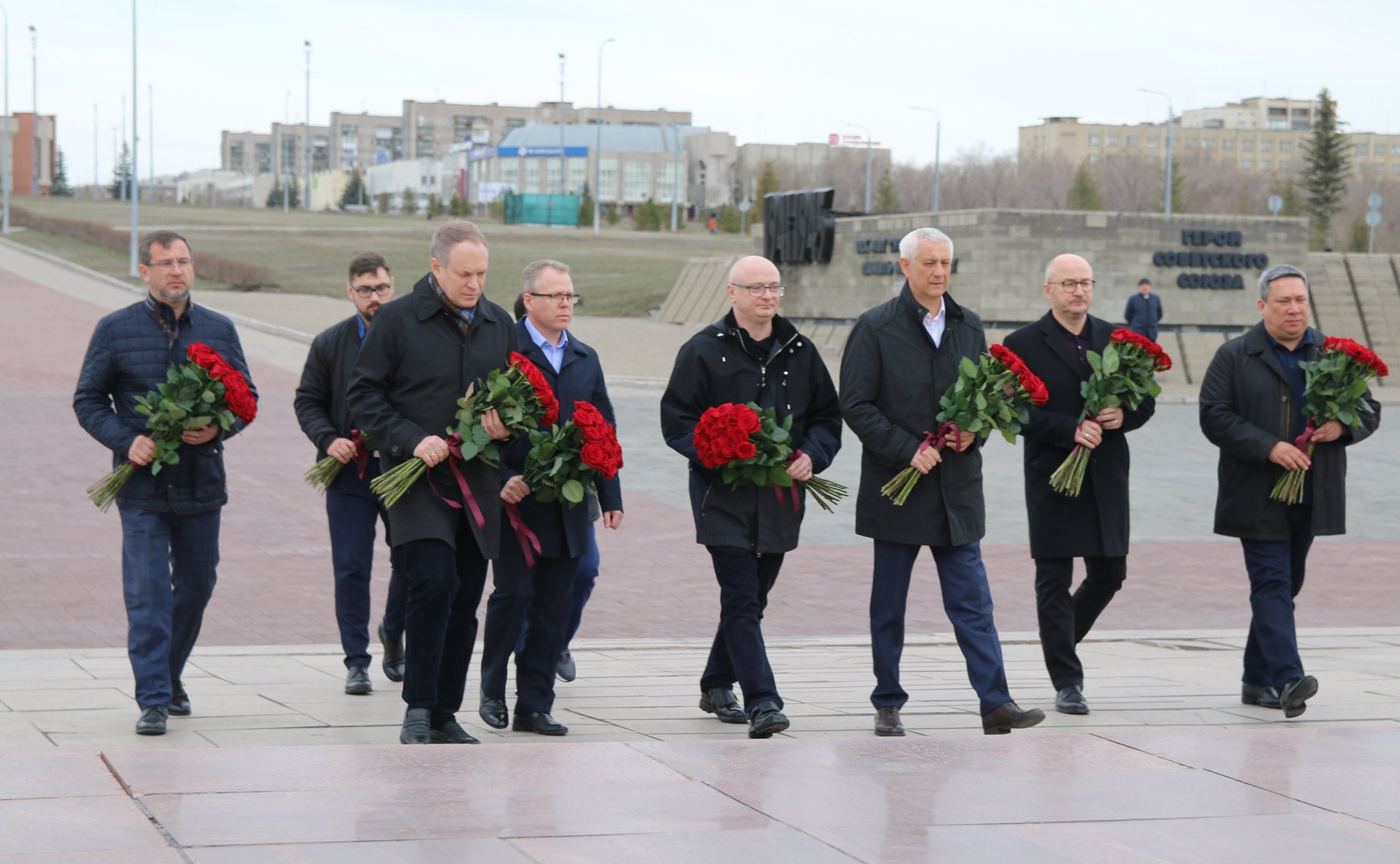 Сенаторы РФ приняли участие в церемонии возложения цветов к Вечному огню у монумента «Тыл-Фронту»