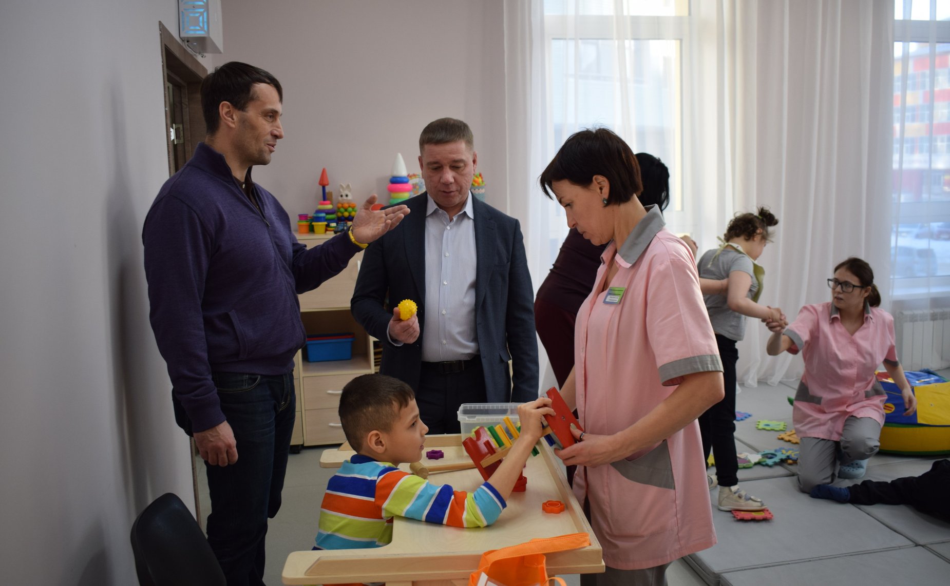 Эдуард Исаков обсудил в Ханты-Мансийске вопросы поддержки участников СВО, а также посетил социальные учреждения