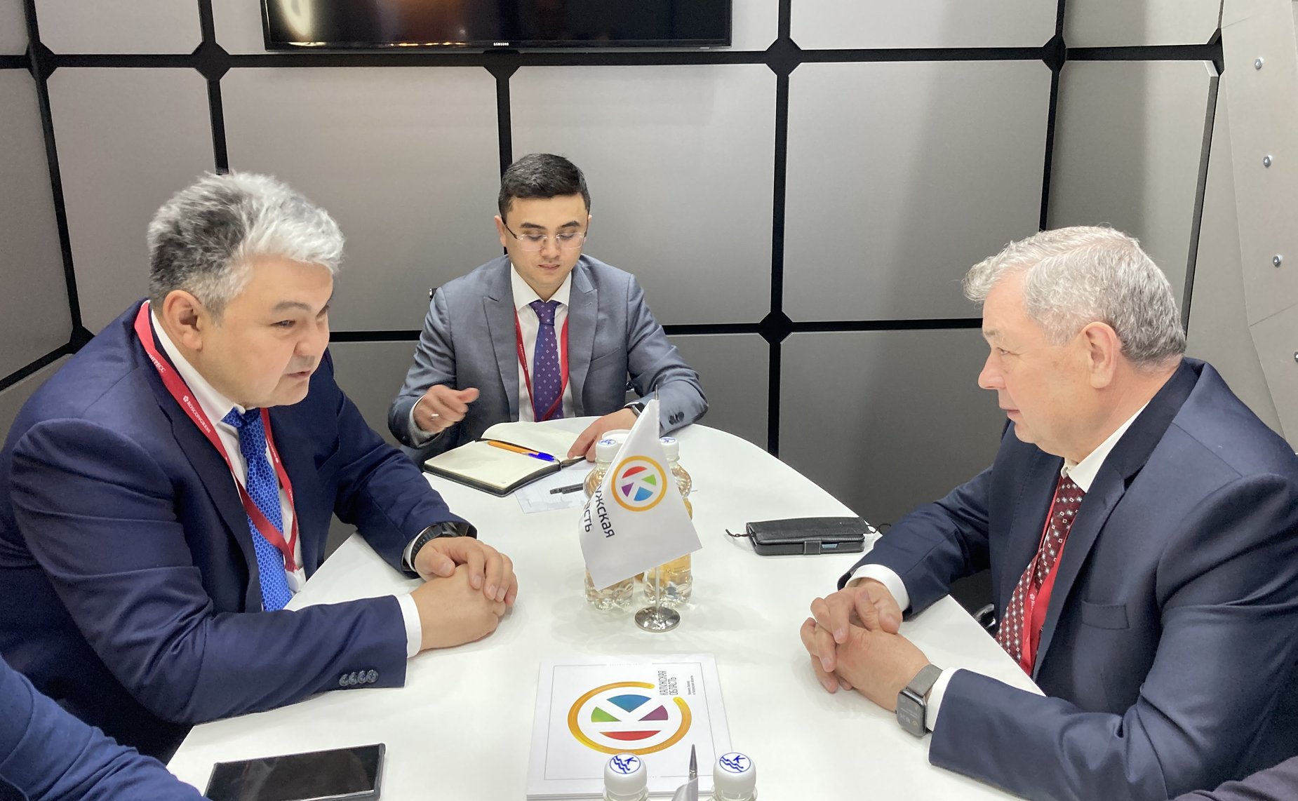 Анатолий Артамонов провел рабочую встречу с Чрезвычайным и Полномочным Послом Республики Казахстан в Российской Федерации Ермеком Кошербаевым