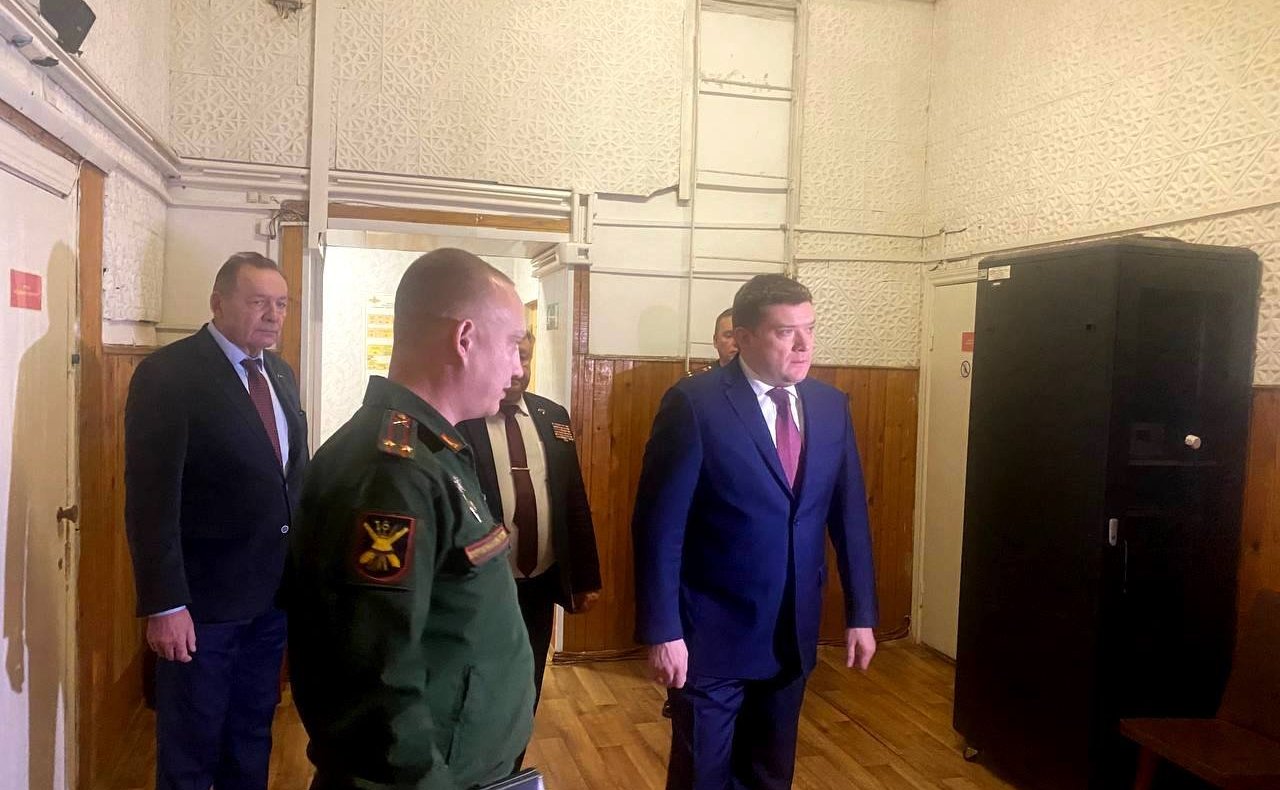 Николай Журавлев в рамках рабочей поездки в регион посетил военкомат, оценил материально-техническое состояние комиссариата