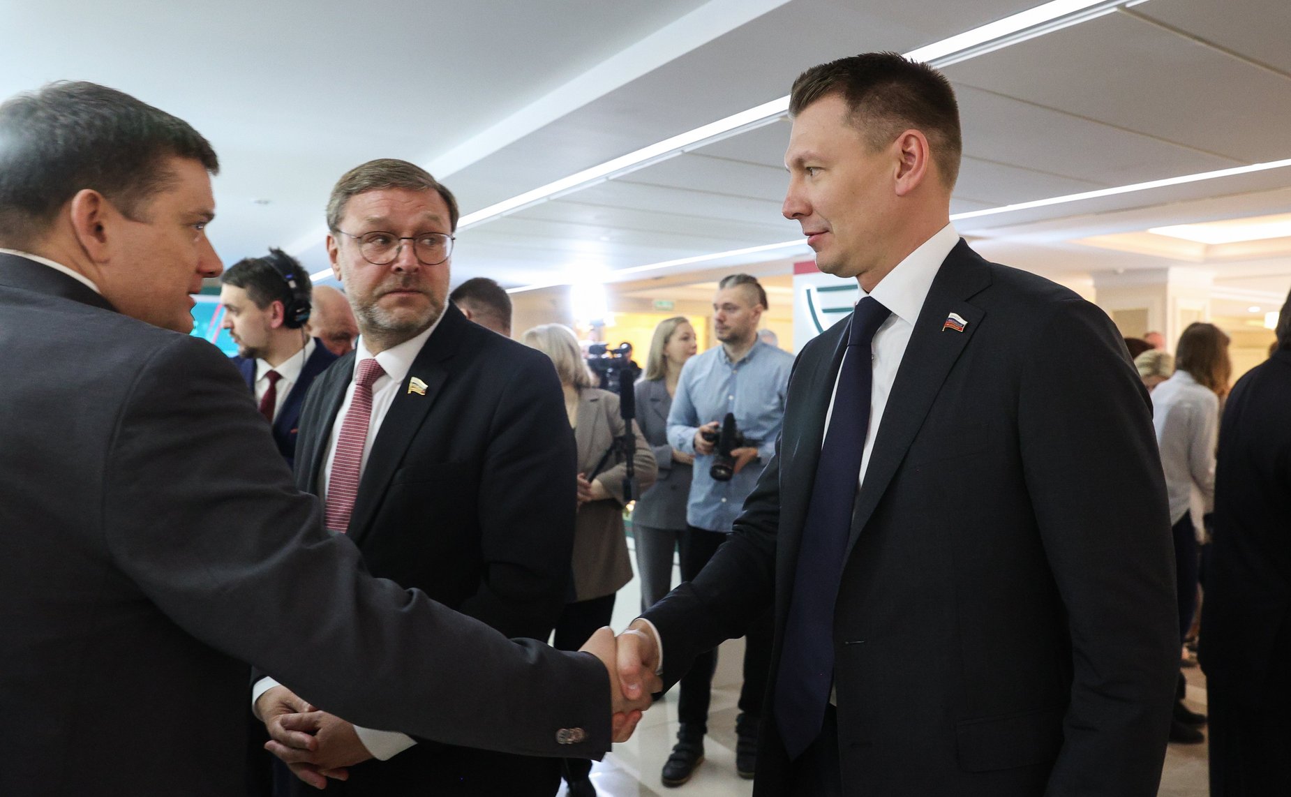 Валентина Матвиенко и президент НИЦ «Курчатовский институт» Михаил Ковальчук открыли выставку «Курчатовский институт – 80 лет для страны и мира»