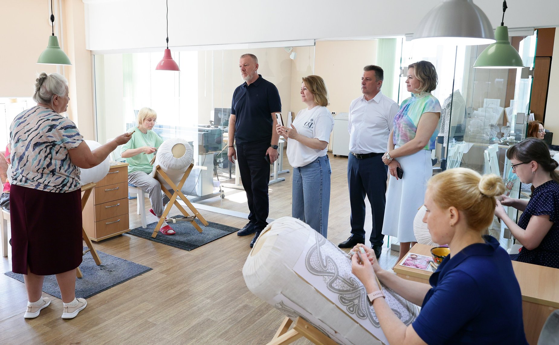 Сенаторы посетили производство народного промысла — кружевную фабрику «Северные узоры»