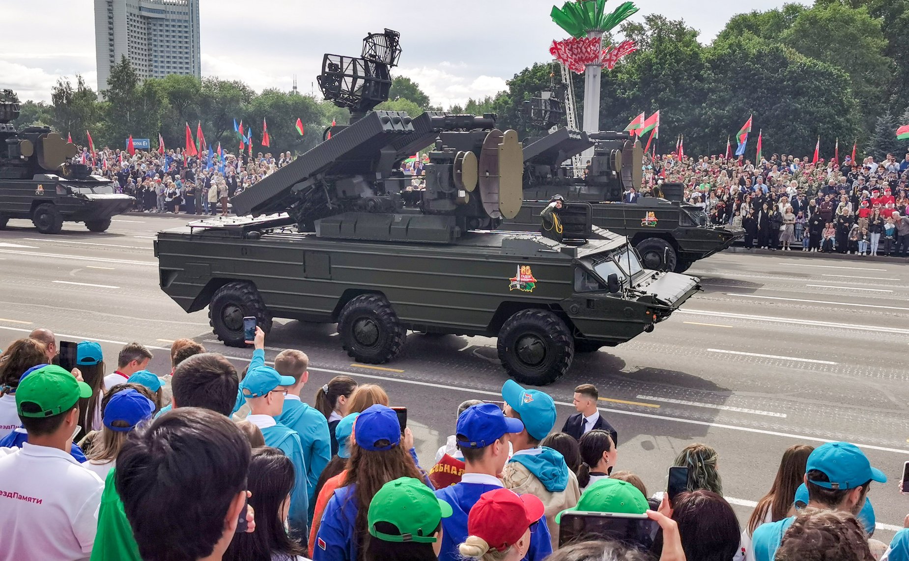 В Минске участники проекта «Поезд Памяти» стали зрителями торжественного парада, посвященного 80-летию освобождения Беларуси