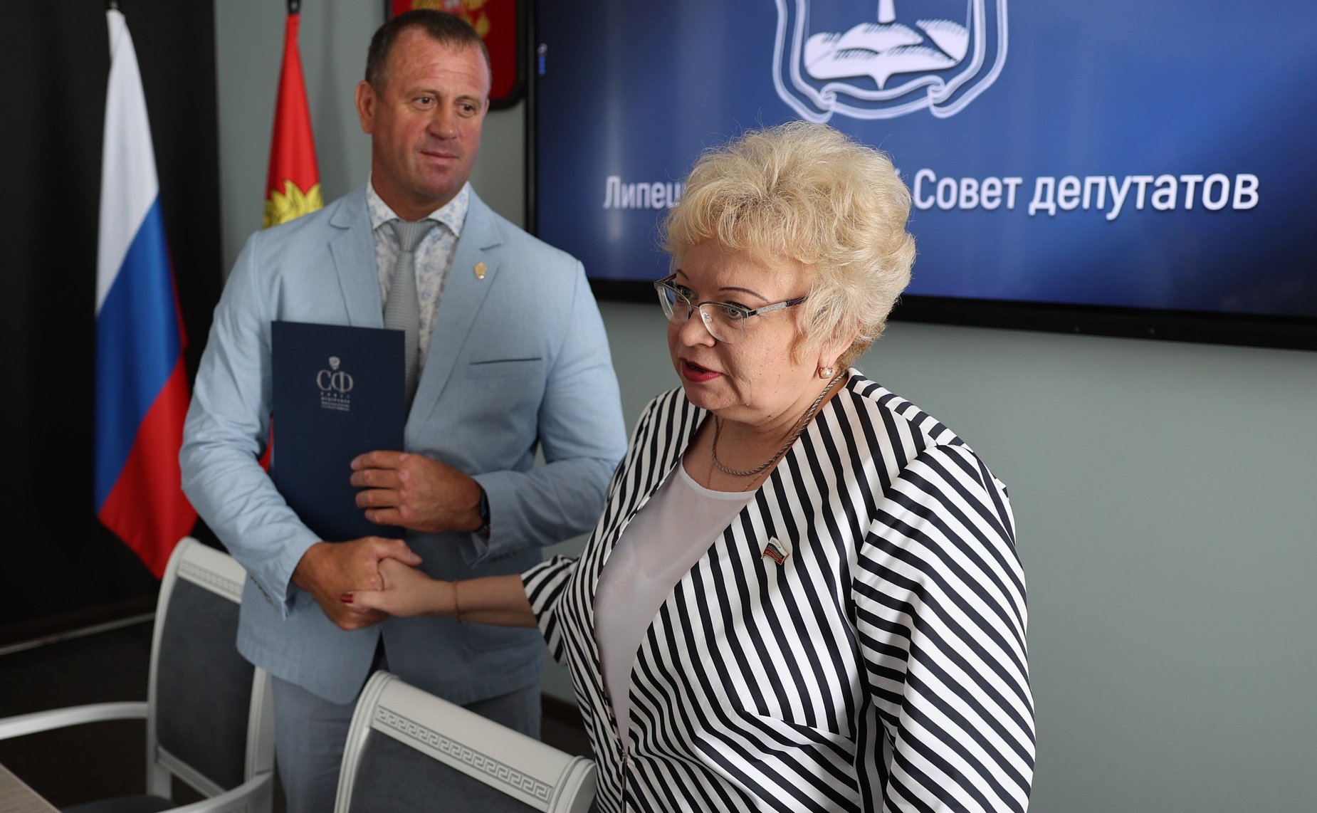 Оксана Хлякина вручила благодарственные письма волонтерам, оказывающим помощь участникам СВО