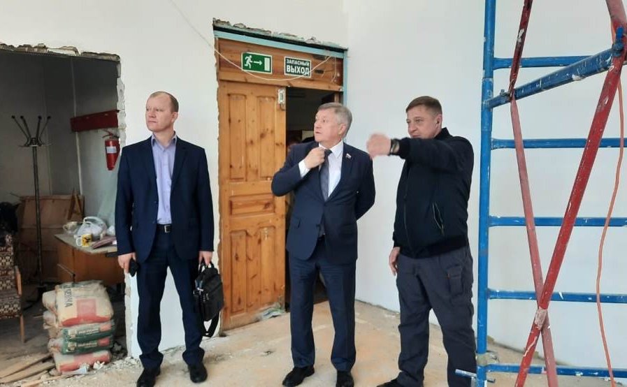 Сергей Михайлов в рамках парламентского контроля проверил ход капитального ремонта в школе № 27 в Чите