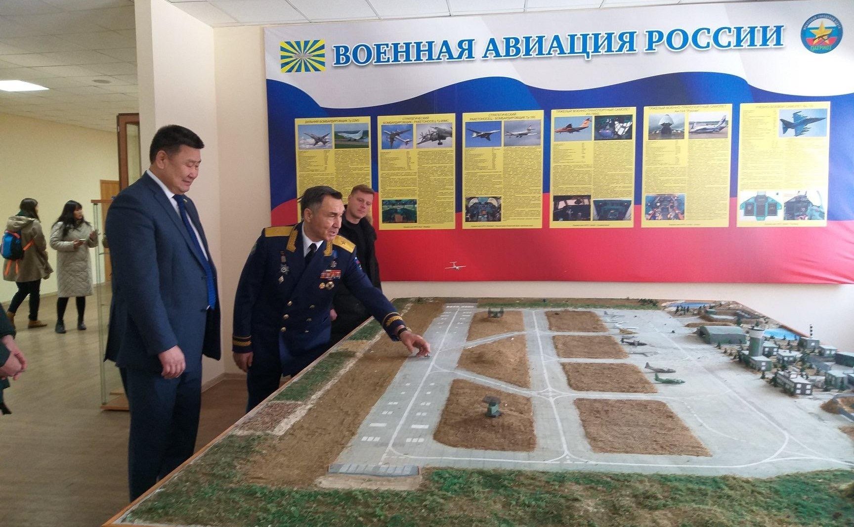 Вячеслав Мархаев осмотрел классы военно-медицинской, инженерной, общей военной подготовки, военной истории, основ морского дела, музей оружия