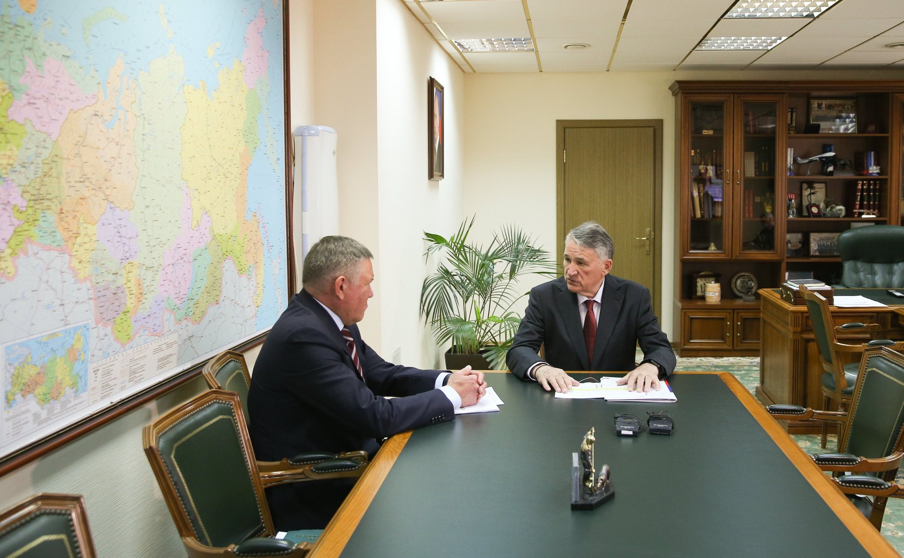 Заместитель Председателя СФ Юрий Воробьев провел рабочую встречу с губернатором Вологодской области Олегом Кувшинниковым