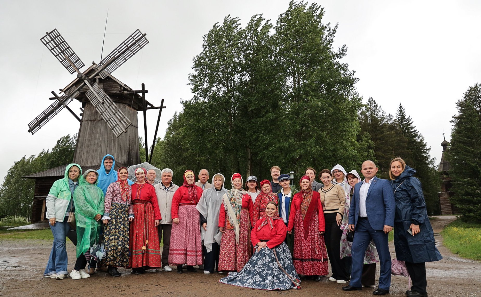 Сенаторы посетили музей деревянного зодчества «Малые Корелы»