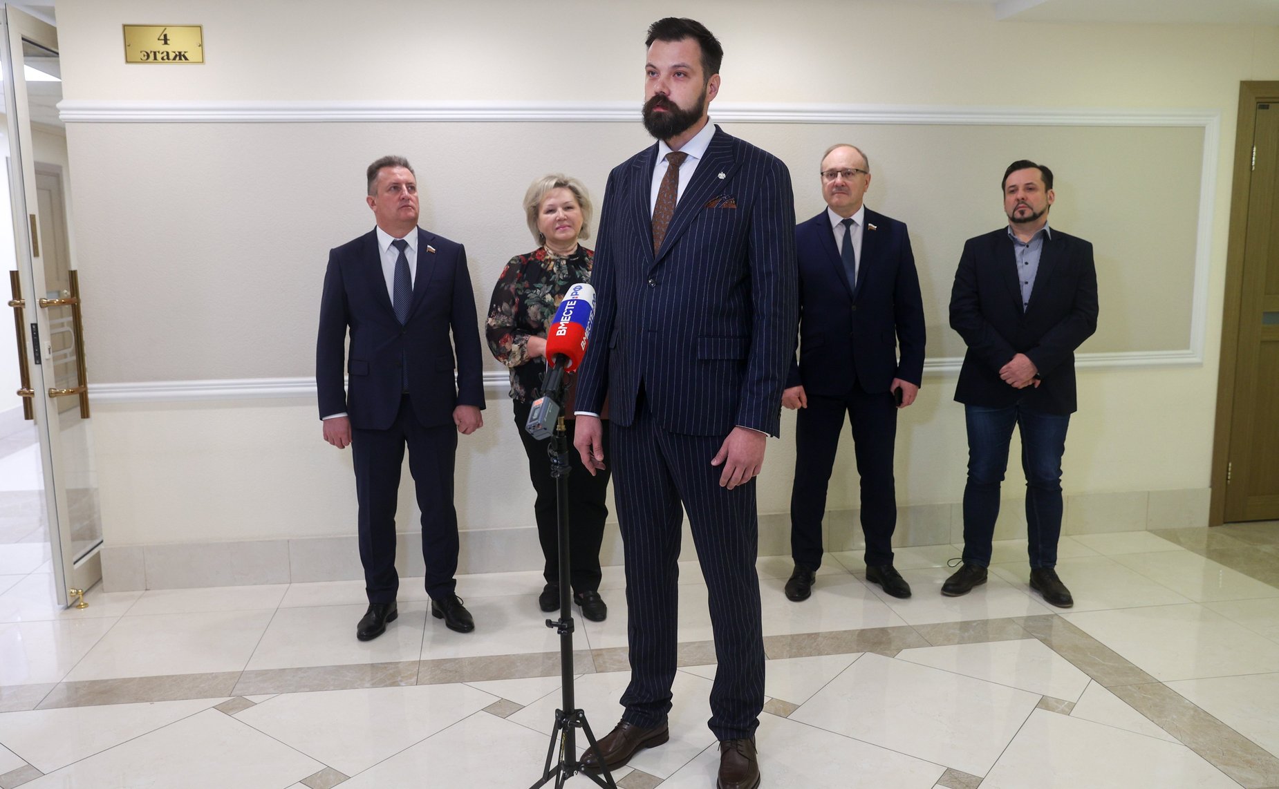 В Совете Федерации состоялось торжественное открытие выставки живописи и графики «Образ защитника»