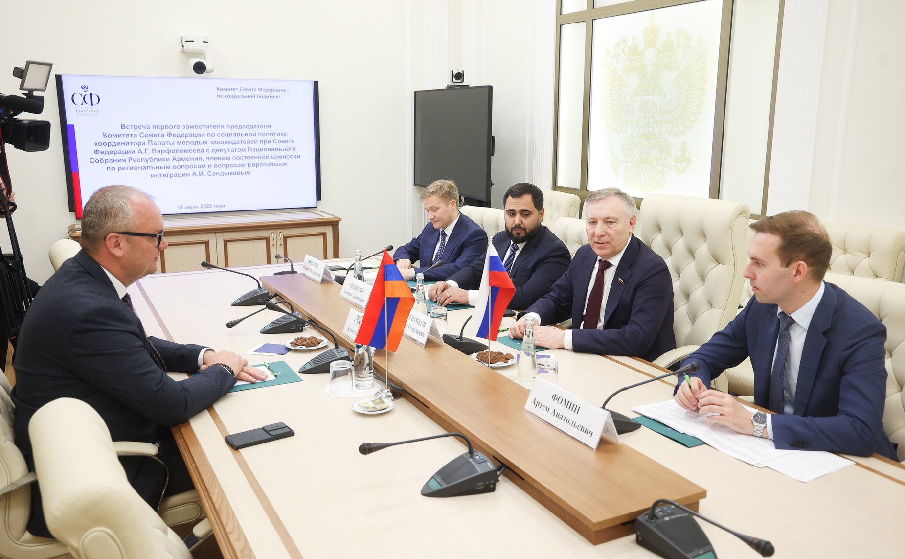 Встреча первого заместителя председателя Комитета СФ по социальной политике Александра Варфоломеева с депутатом Национального Собрания Республики Армения Алексеем Сандыковым