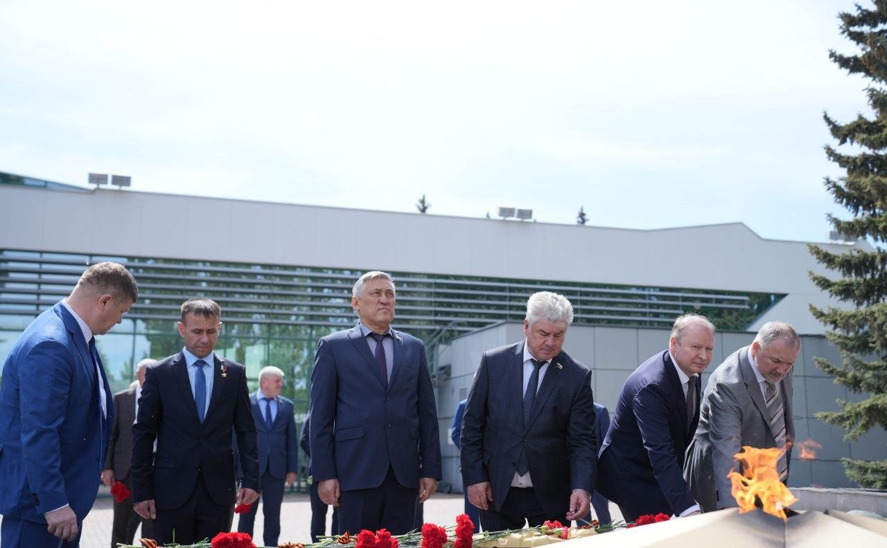 В г. Екатеринбурге сенаторы РФ провели церемонии возложения цветов к Широкореченскому военно-мемориальному комплексу, посвященному погибшим в Великой Отечественной войне, а также к военно-мемориальному комплексу «Черный тюльпан»