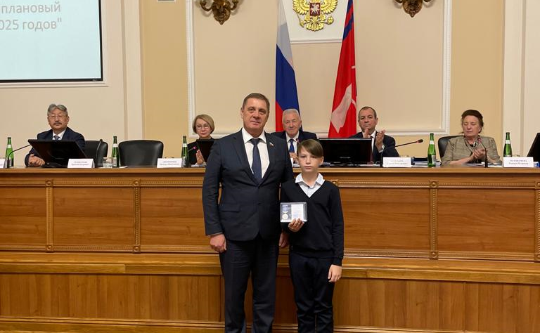 Николай Семисотов провел награждение медалью Совета Федерации «За проявленное мужество» детей из Волгоградской области