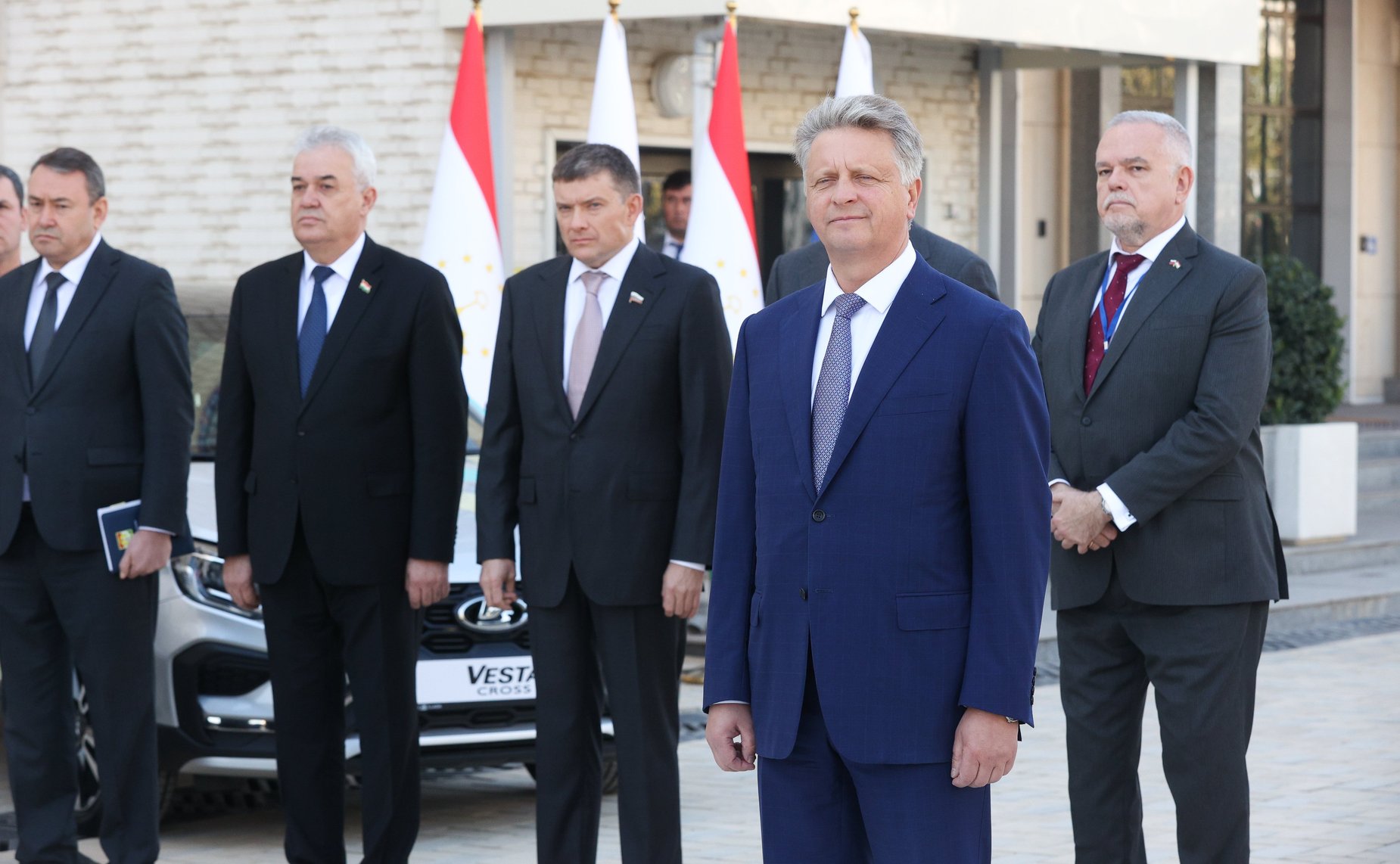 Церемония передачи автомобилей представителям российско-таджикистанских образовательных учреждений