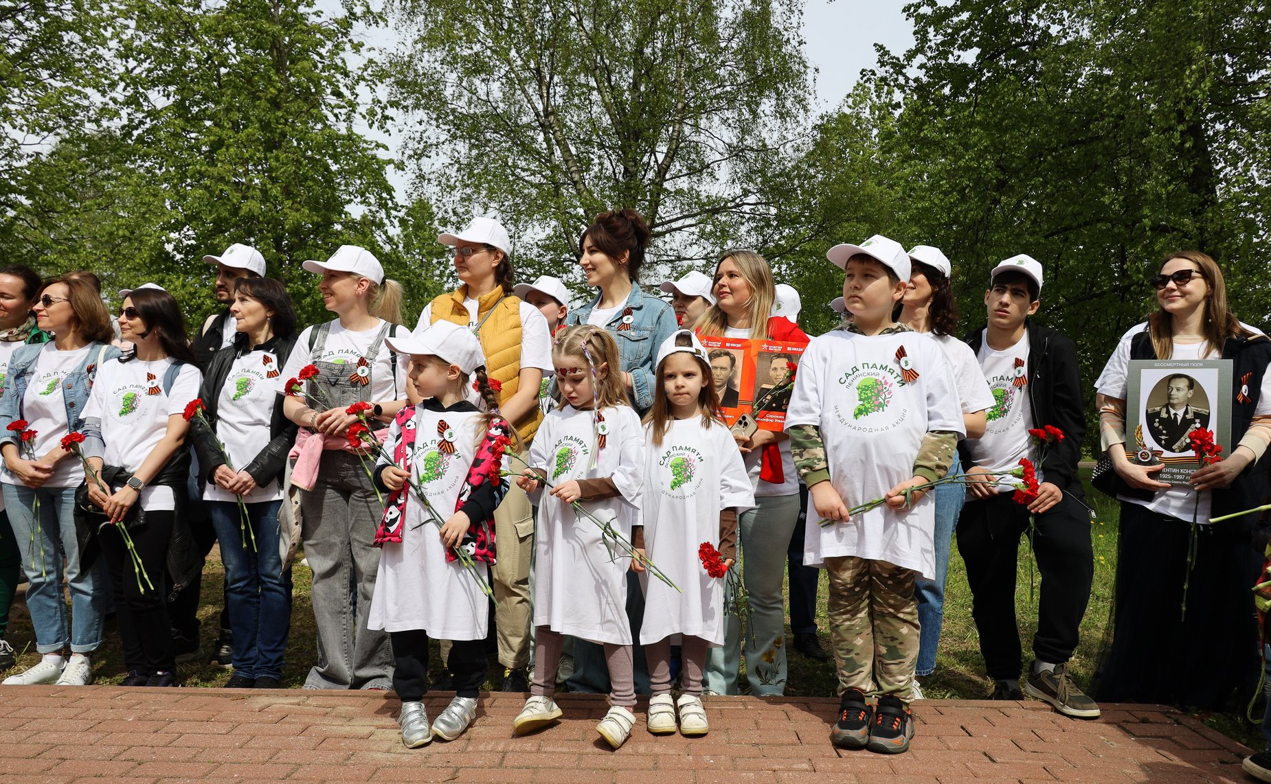 В Год защитника Отечества и 80-летия Победы в Великой Отечественной войне 1941–1945 годов сенаторы РФ и сотрудники Аппарата СФ провели акцию «Сад Памяти» — высадили 250 кустов сирени в музее-заповеднике «Горки Ленинские»